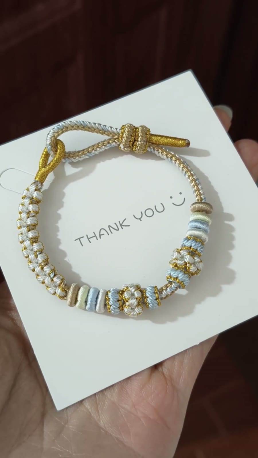 Pulseira Tecida à Mão Roxa Branco e Dourado com Nó de Flor de Pêssego