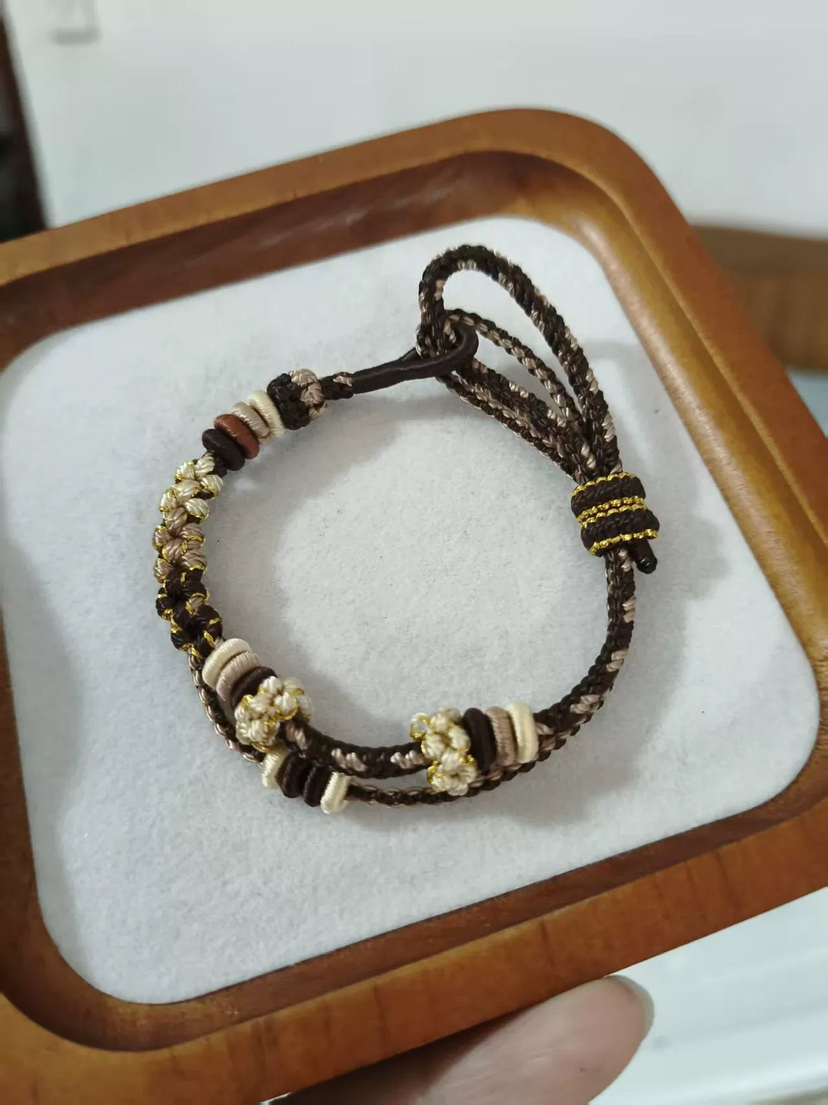 Pulseira de Cordão Tecido à Mão Castanho Creme Florais