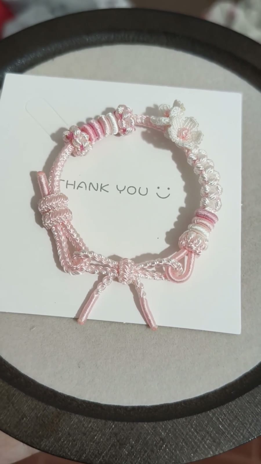 Bracelet en cordon dégradé rose et blanc avec fleurs