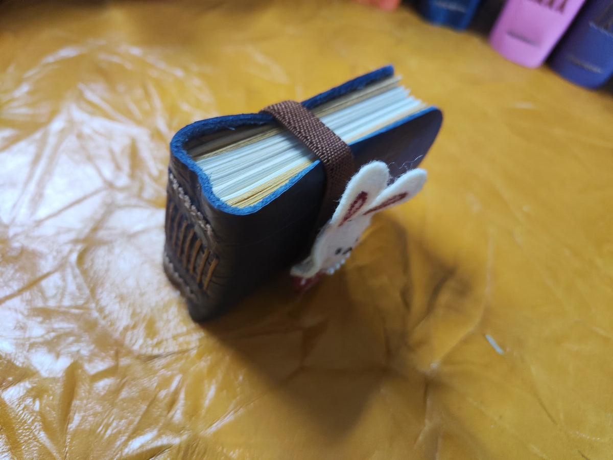 Carnet de notes artisanal en cuir de vachette bleu
