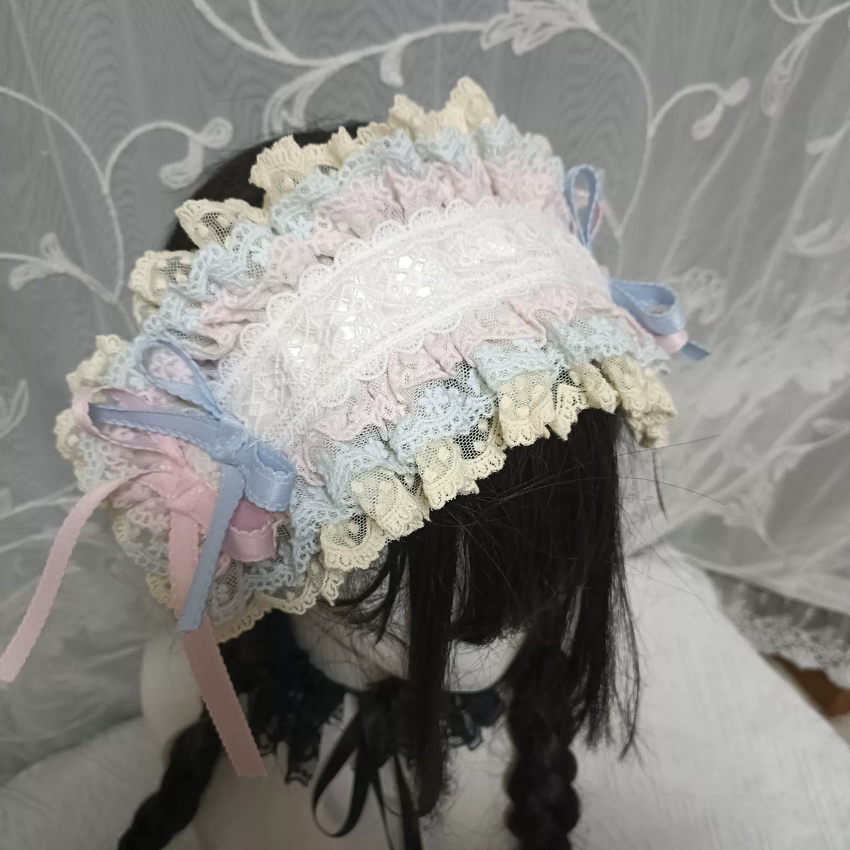 Toucado Capota em Renda com Folhos Pastel