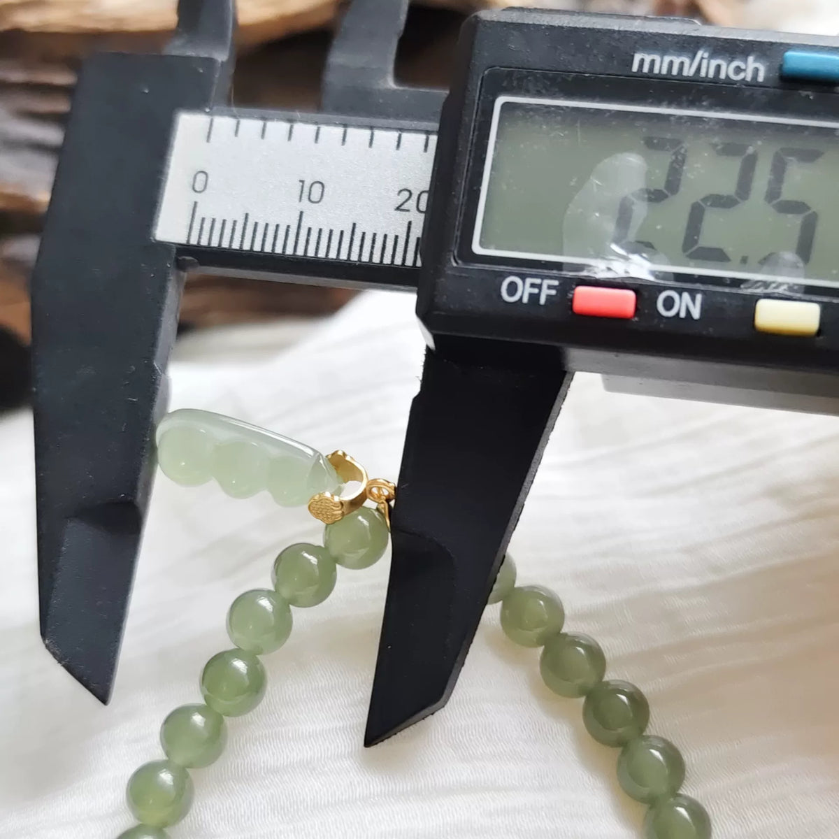Bracelet de perles jade vert clair avec pendentif amovible