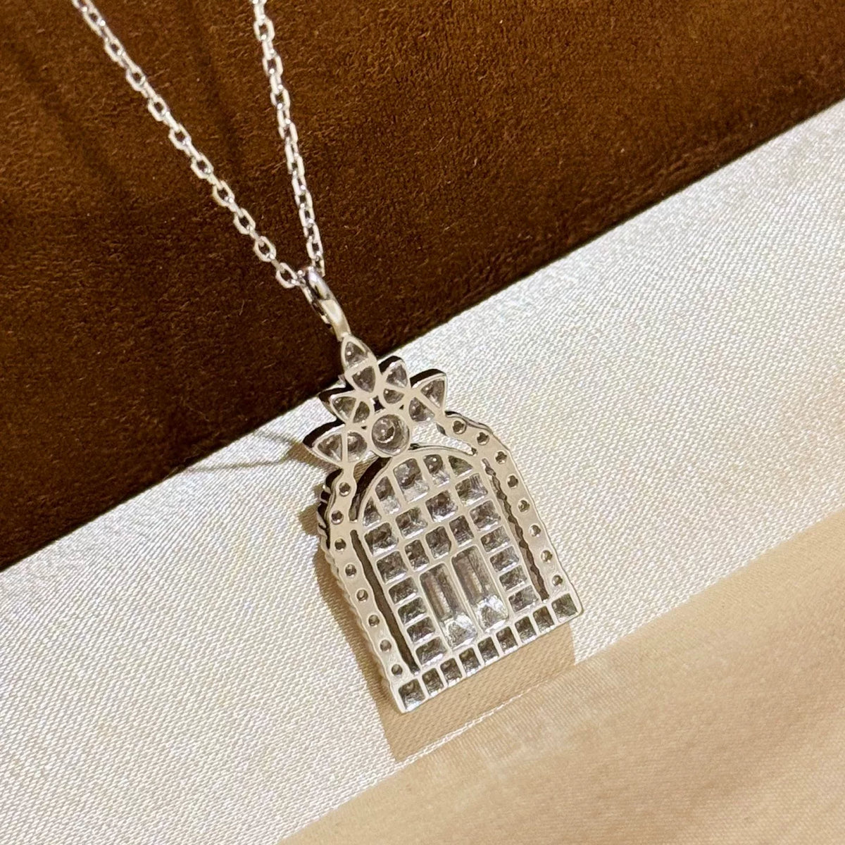 Collar con colgante puerta de castillo en plata S925 con baño de rodio