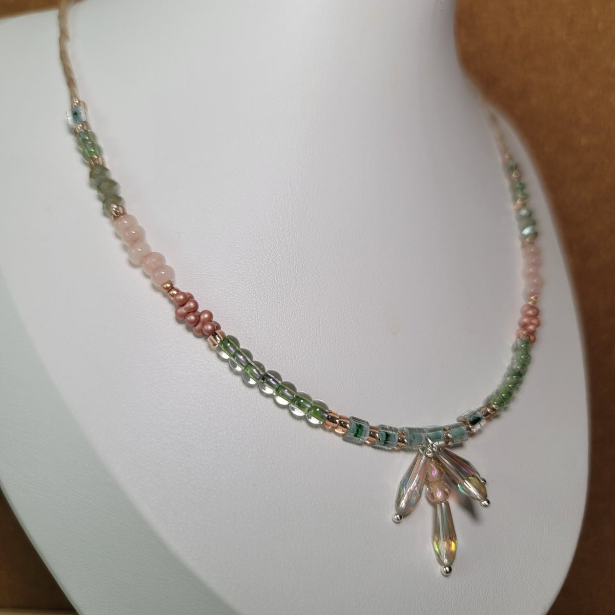 Handgefertigte Seed-Bead-Kette mit Tropfenkristall