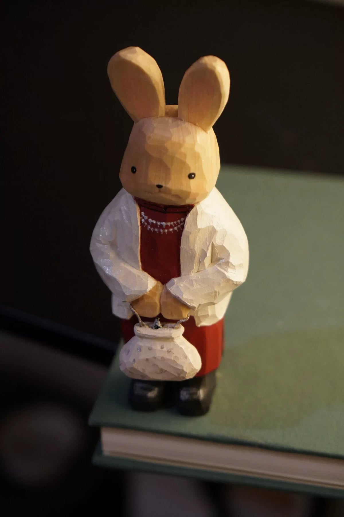 Figurine de lapin en bois de tille sculptée à la main avec sac à main