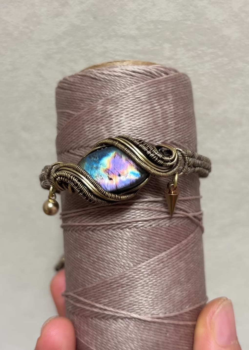 Handgefertigtes Messing-draht-Armband mit Labradorit