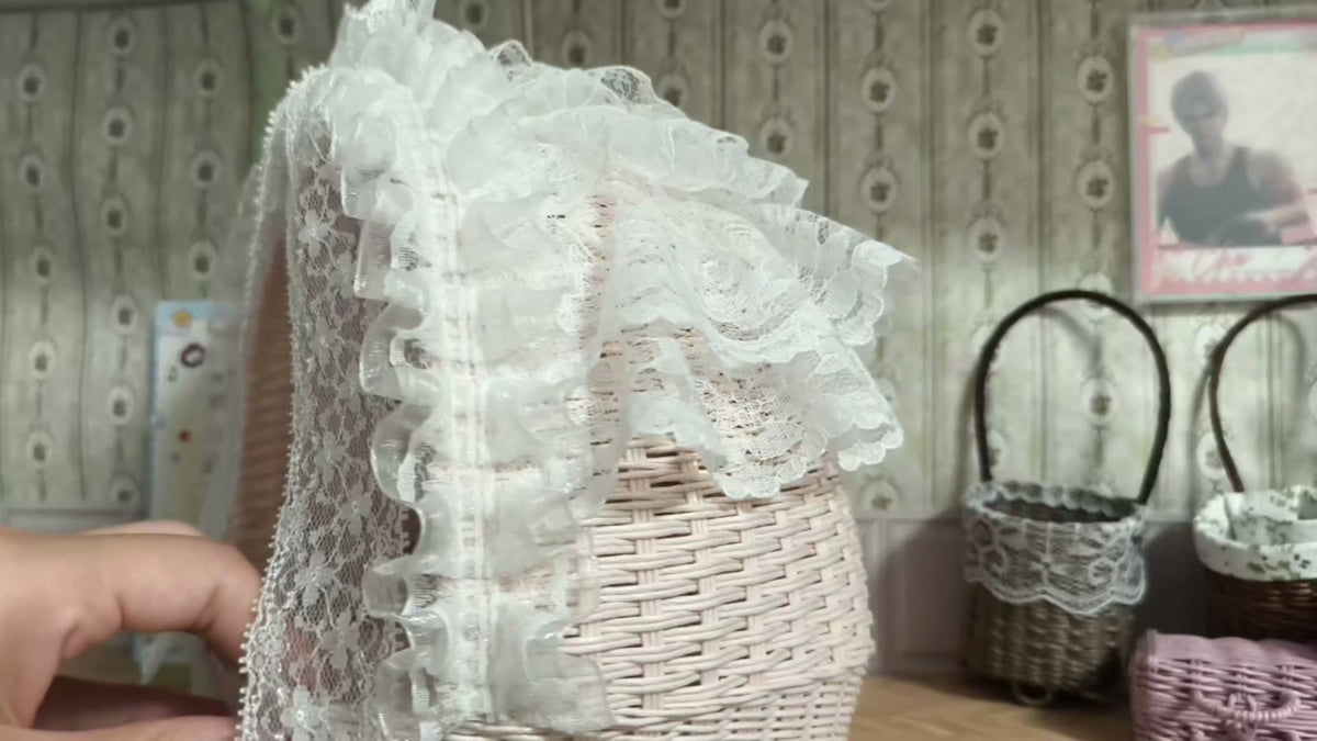 Miniatur-gewebte Rattan-Wiege mit Spitzenbaldachin