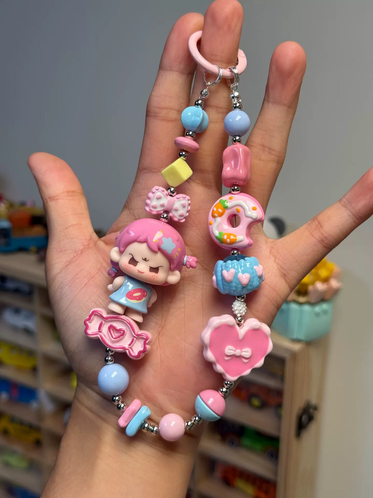 Pärlad mobilrem med chibi-figur