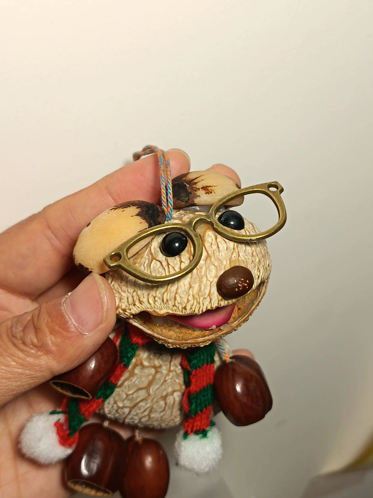 Adorno de perro de cáscara de nuez hecho a mano con bufanda