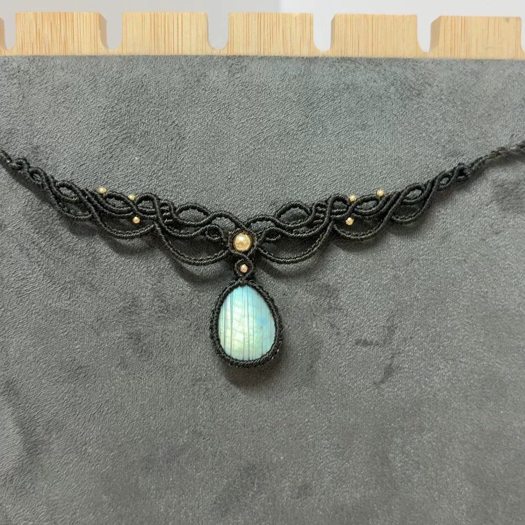 Collana Choker in Macramé Nero Intrecciata a Mano con Ciondolo in Labradorite