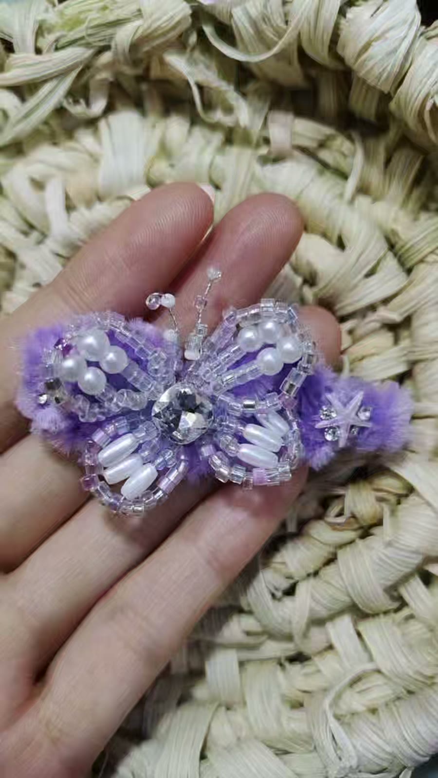 Barrette papillon en peluche violette et perles