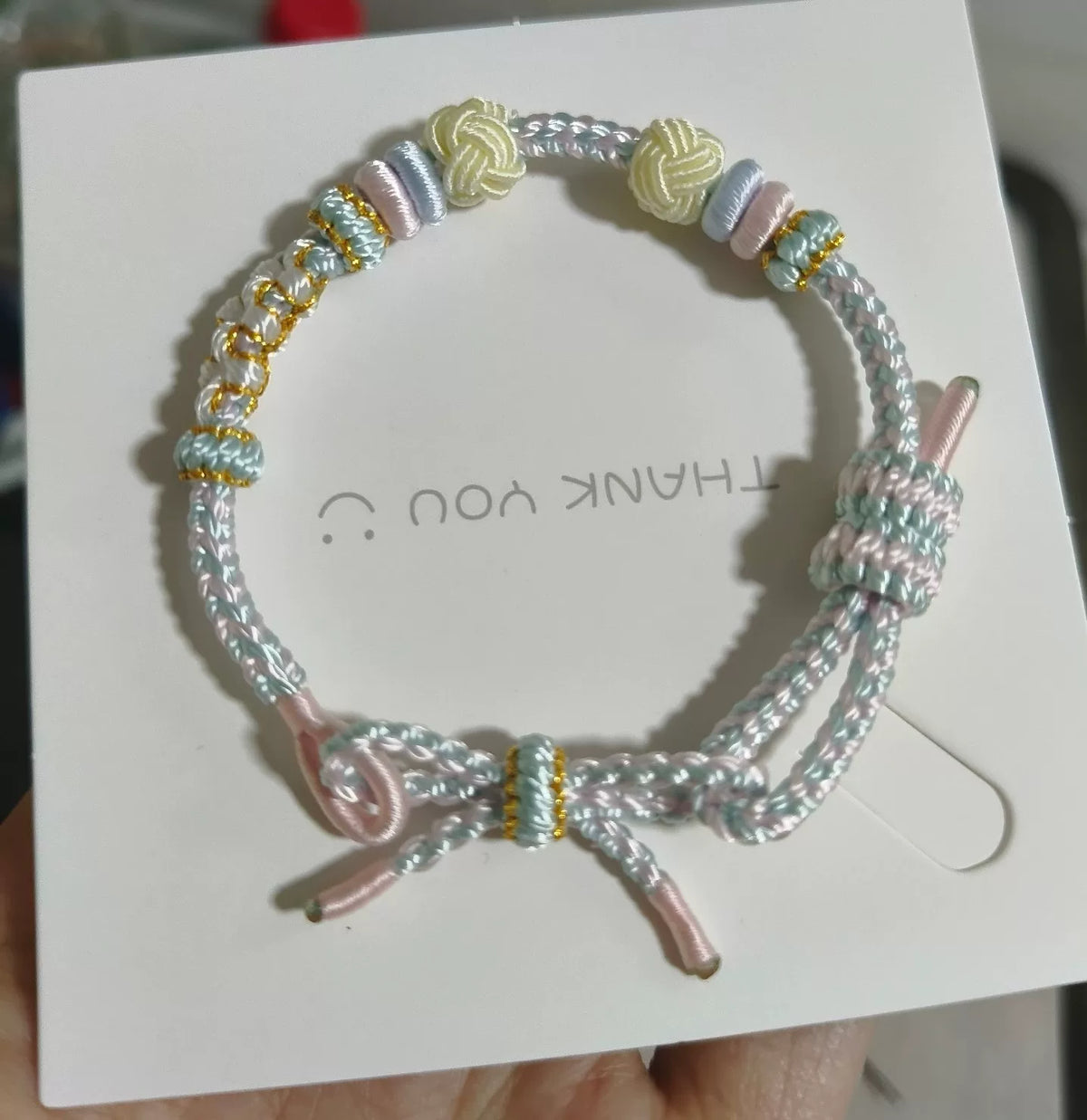 Bracelet tressé à la main dégradé pastel et nœuds floraux