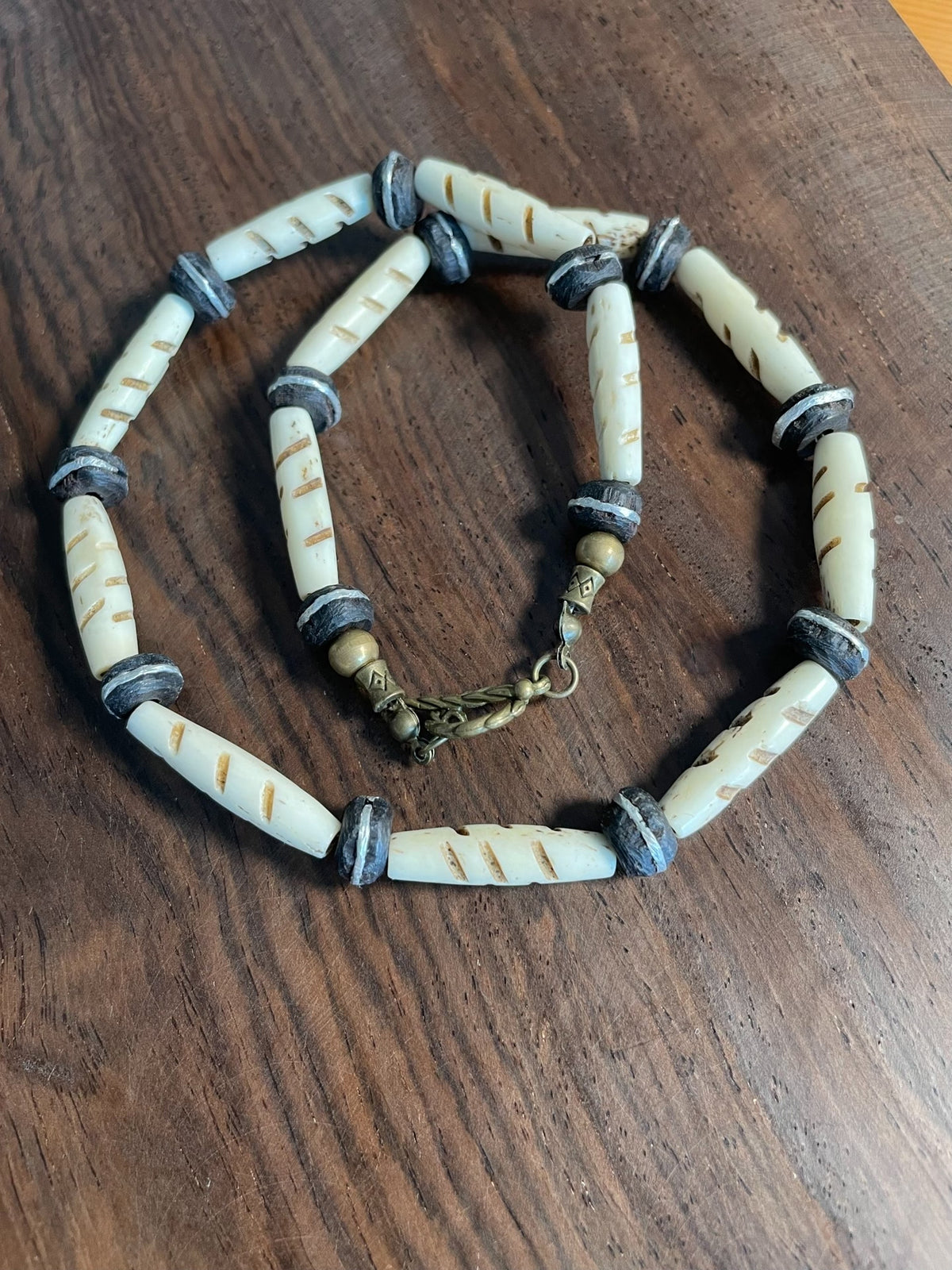 Collar de cuentas de hueso de vaca y ébano