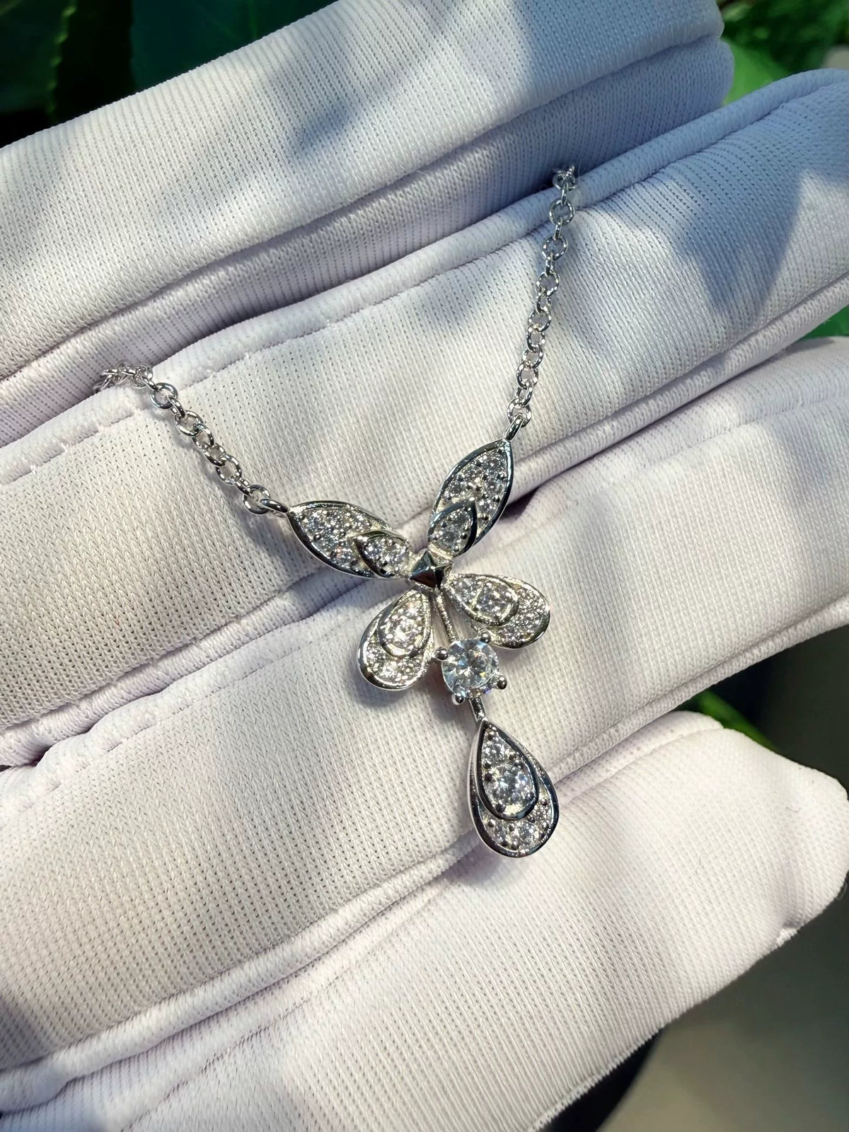 Collana con diamanti, farfalla e goccia placcata in rodio
