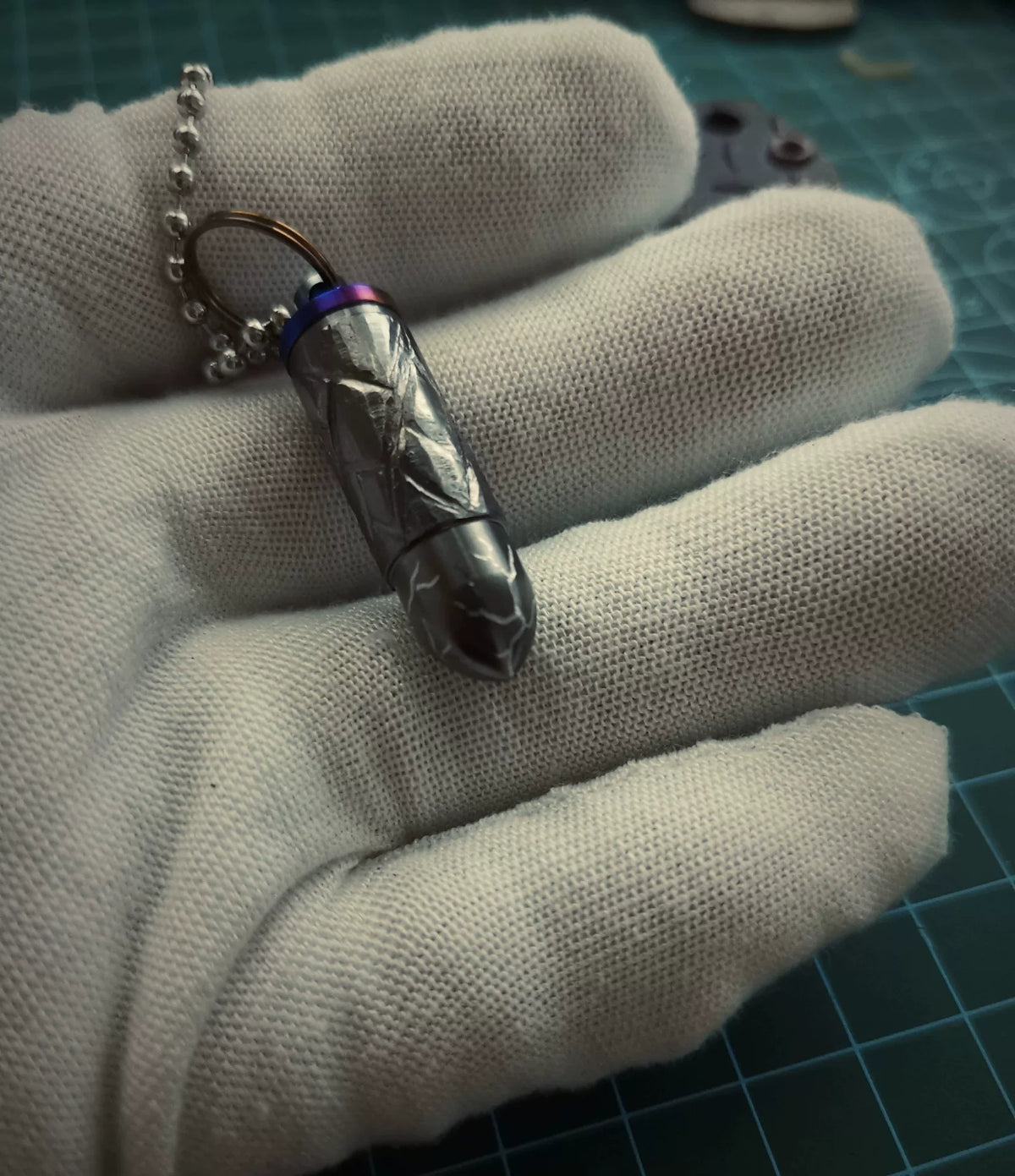 Collier pendentif balle en titane avec capuchon anodisé