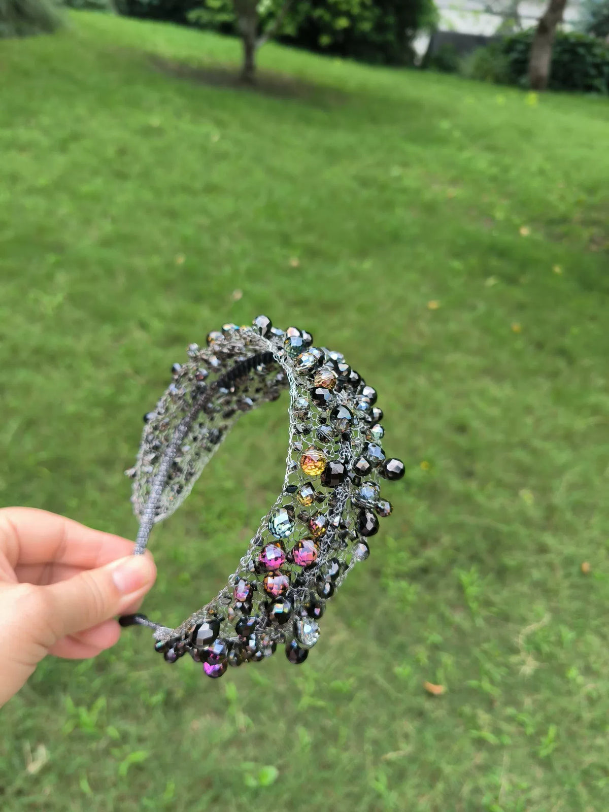 Bandeau large en maille métallique et perles de cristal