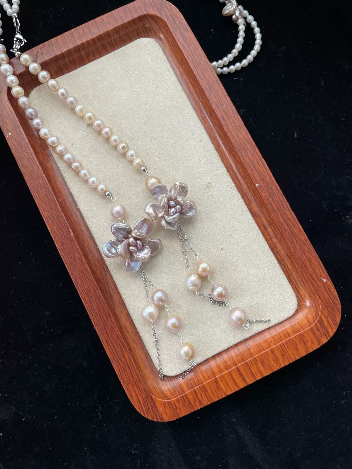 Collier double rang perles, fleurs et pompons