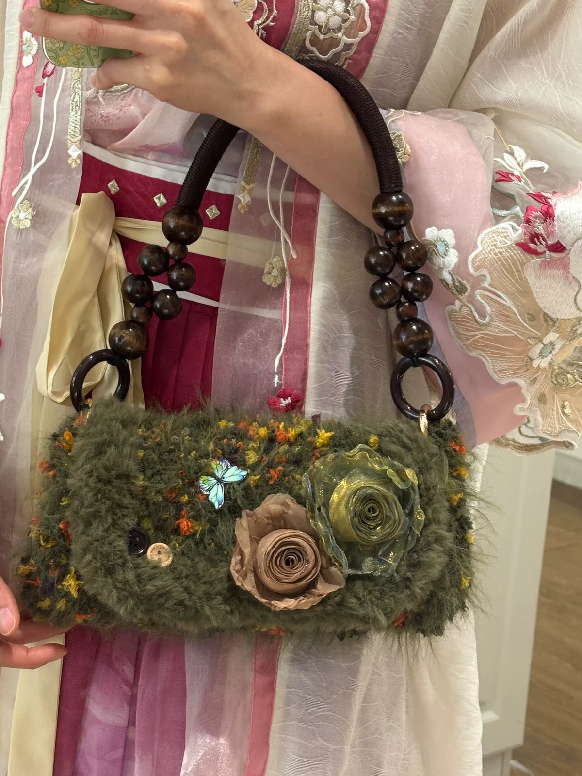 Sac à main fleuri en fil pelucheux vert mousse