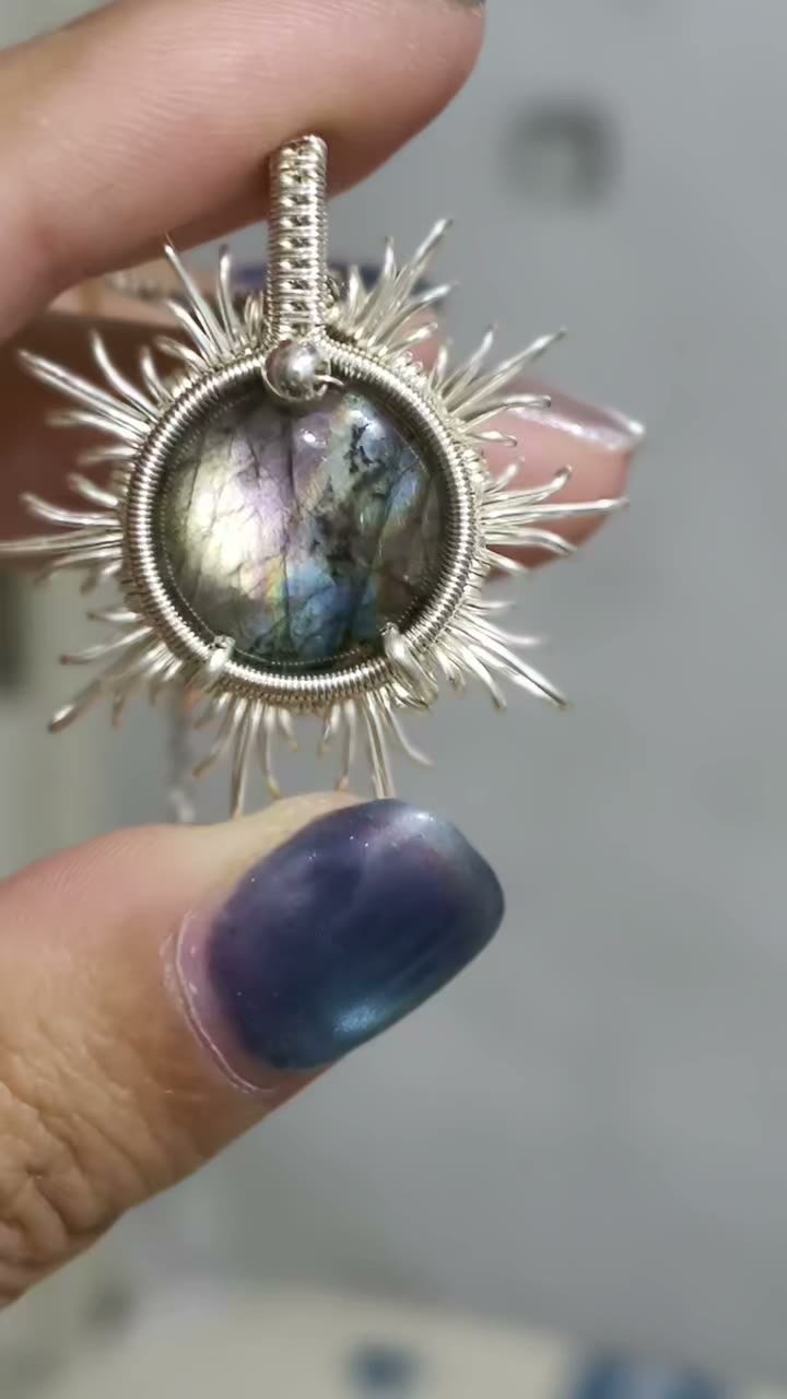 Colgante de cobre con labradorita envuelto en alambre