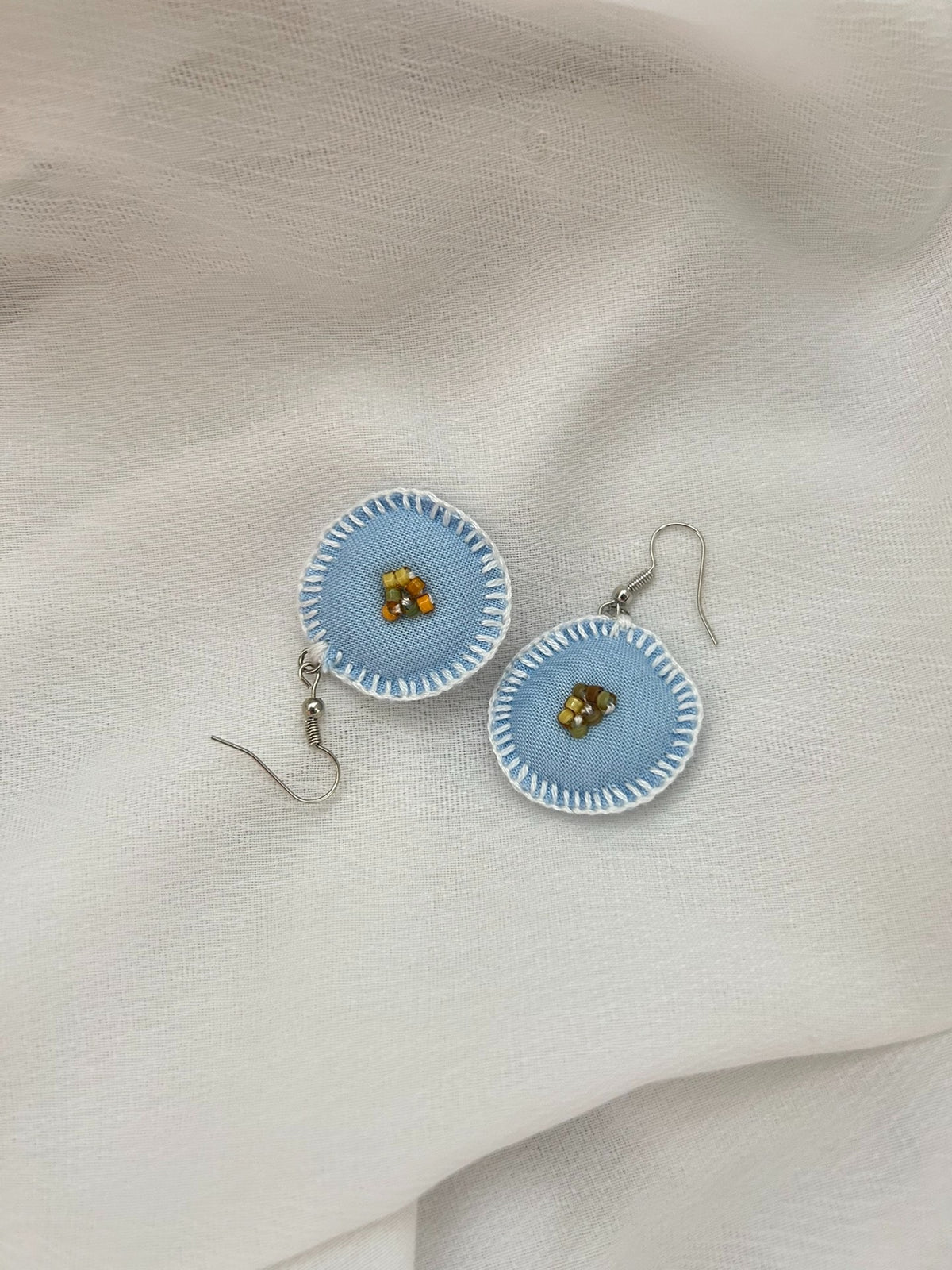 Boucles d'oreilles artisanales en tissu bleu clair
