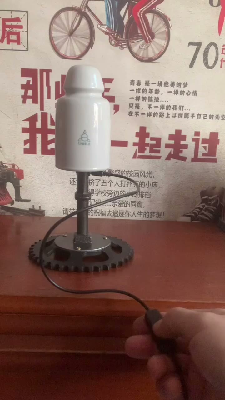 白磁器の瓜型テーブルランプ