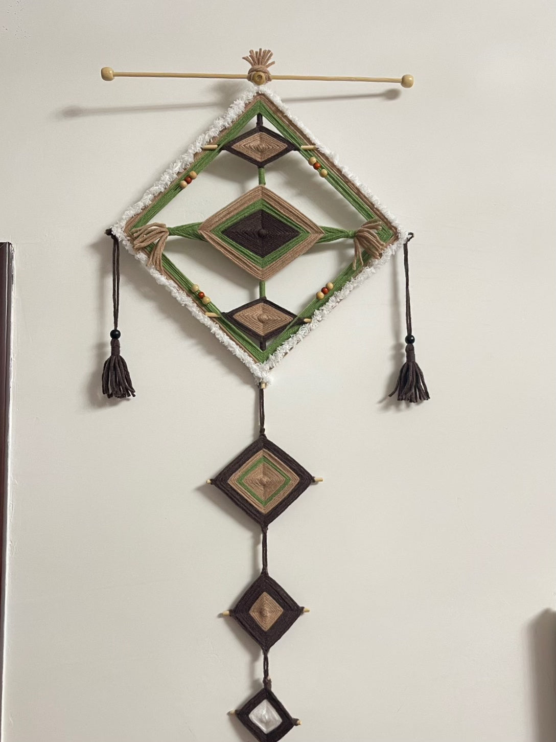 Handgefertigtes Boho-Mandala-Wandbild aus Garn