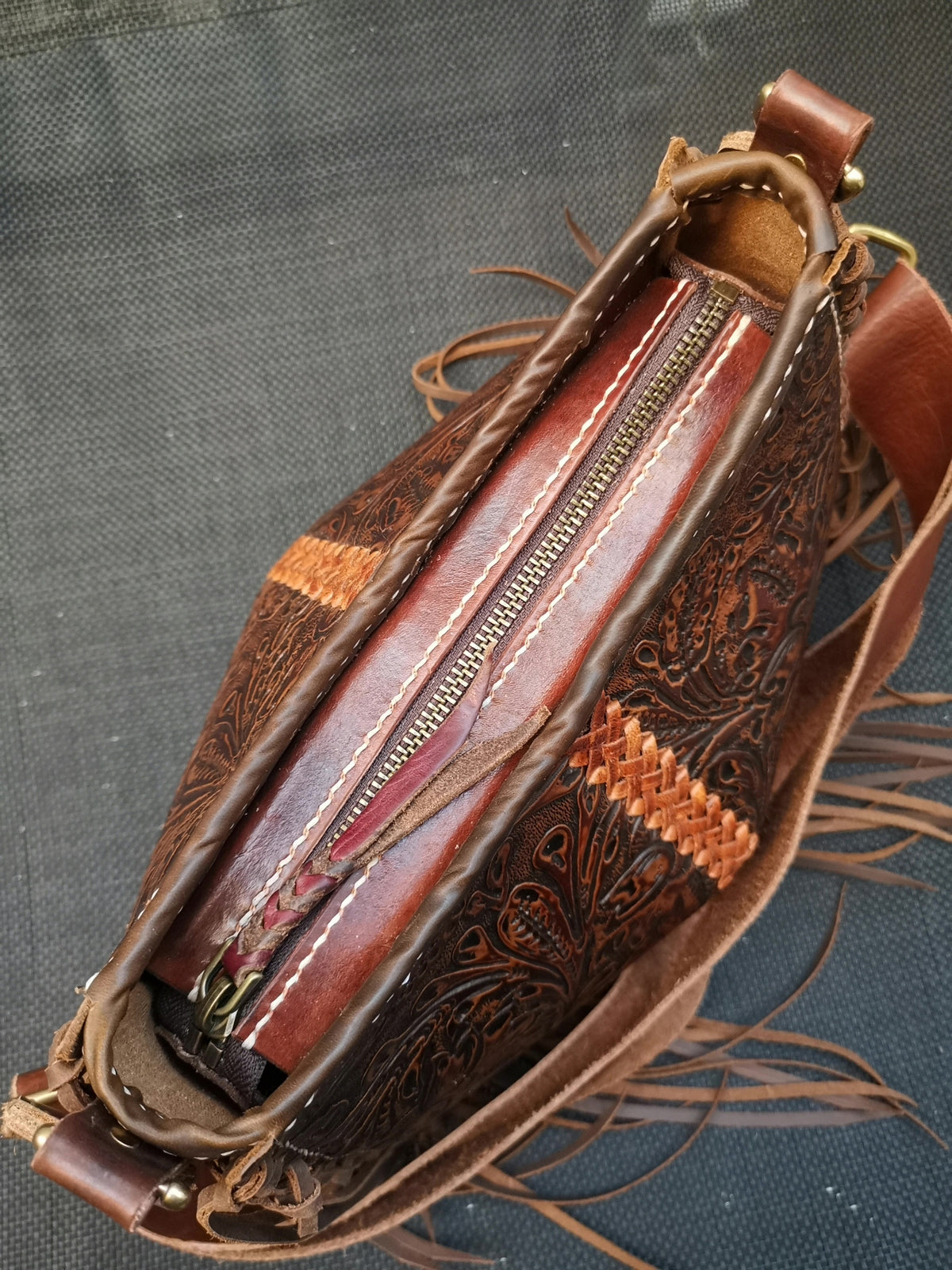 Borsa a tracolla in pelle conciata vegetalmente con decorazione floreale