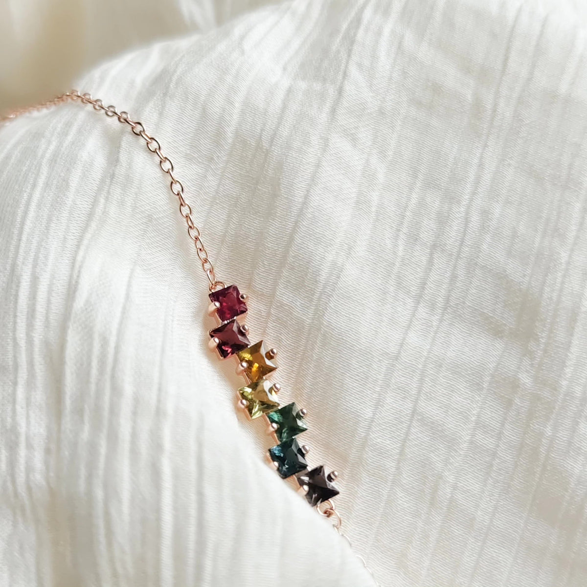 Armband med regnbågsturmalin i kvadrat, rosguld