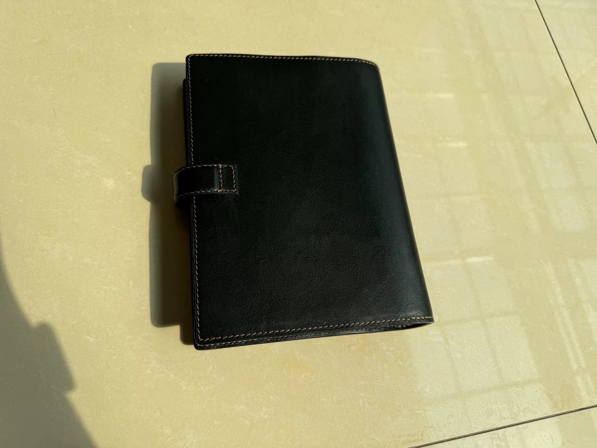 Schwarze A5-Ringbuchhülle aus Leder