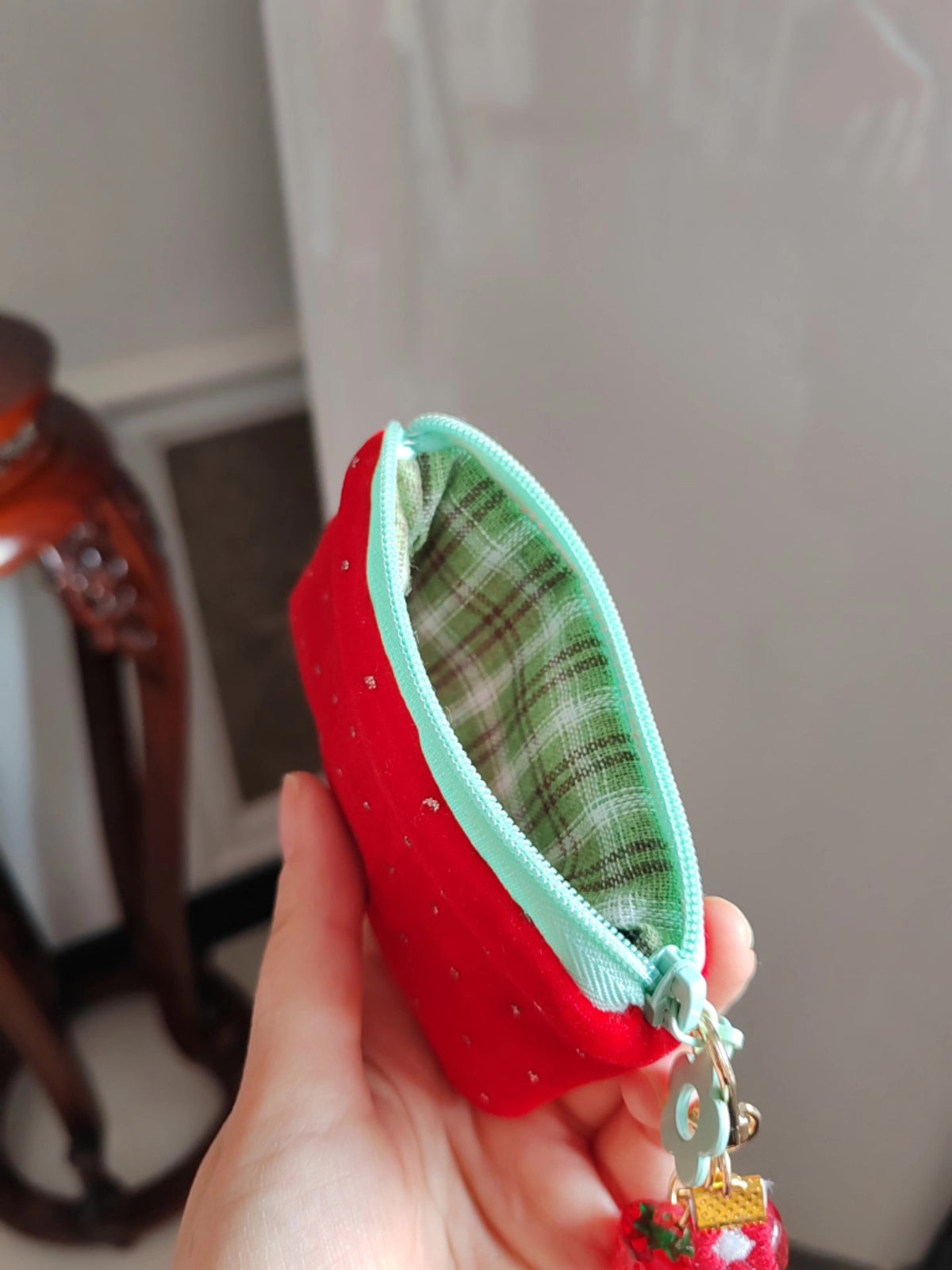 Rood fluwelen aardbei-etui met rits