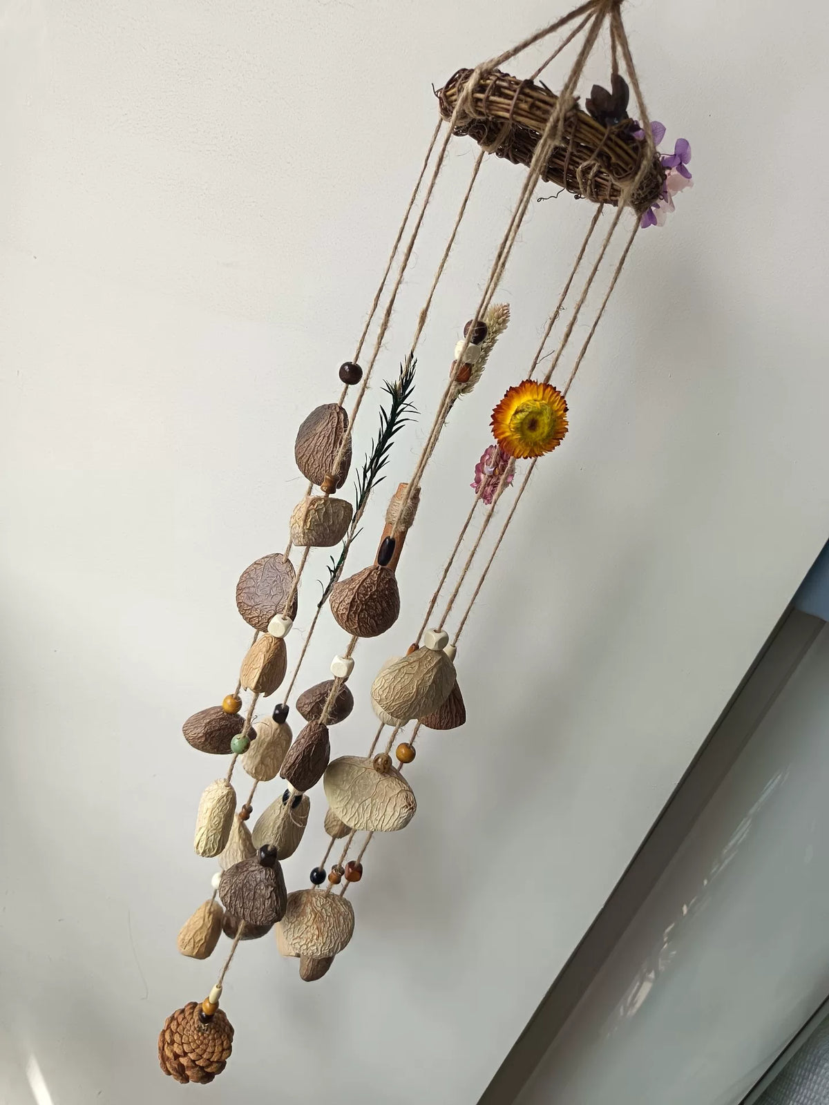 Carillon artisanal en coques de fruits noirs d'Indonésie