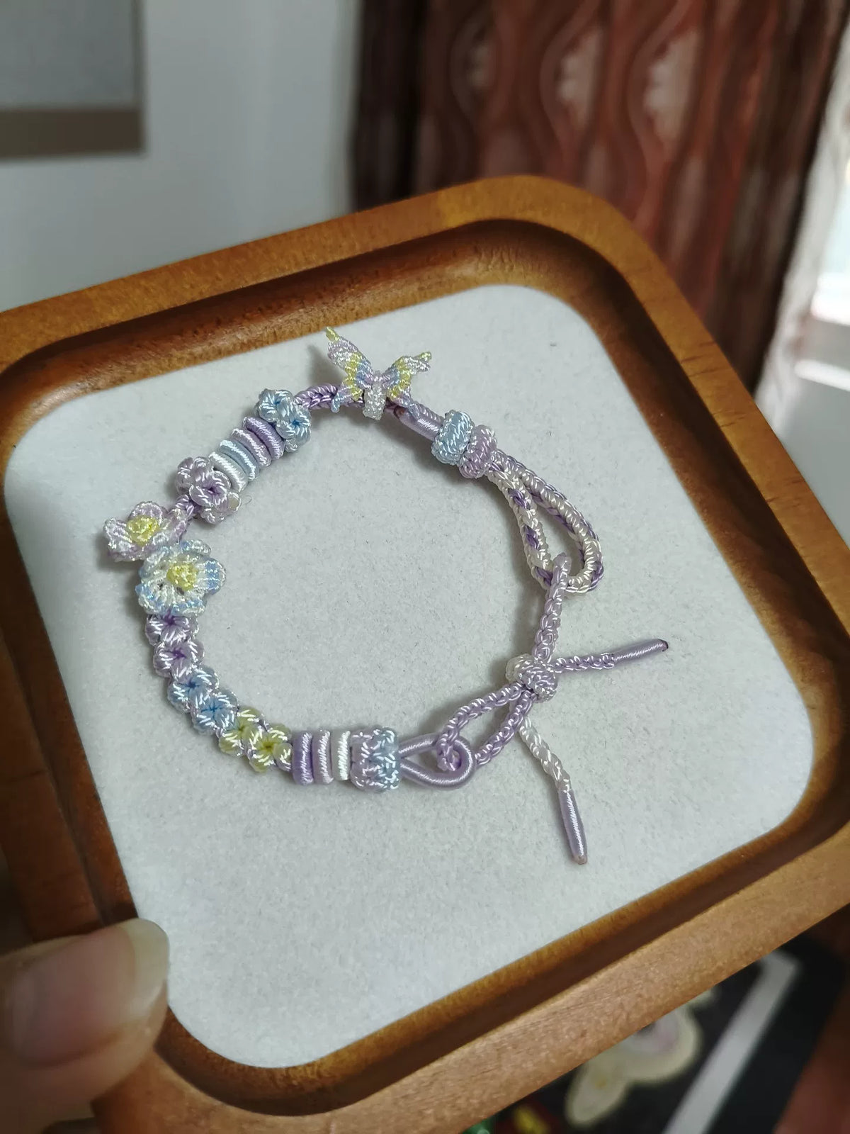 Handgeflochtenes Blumenarmband in Blau-Pink-Verlauf