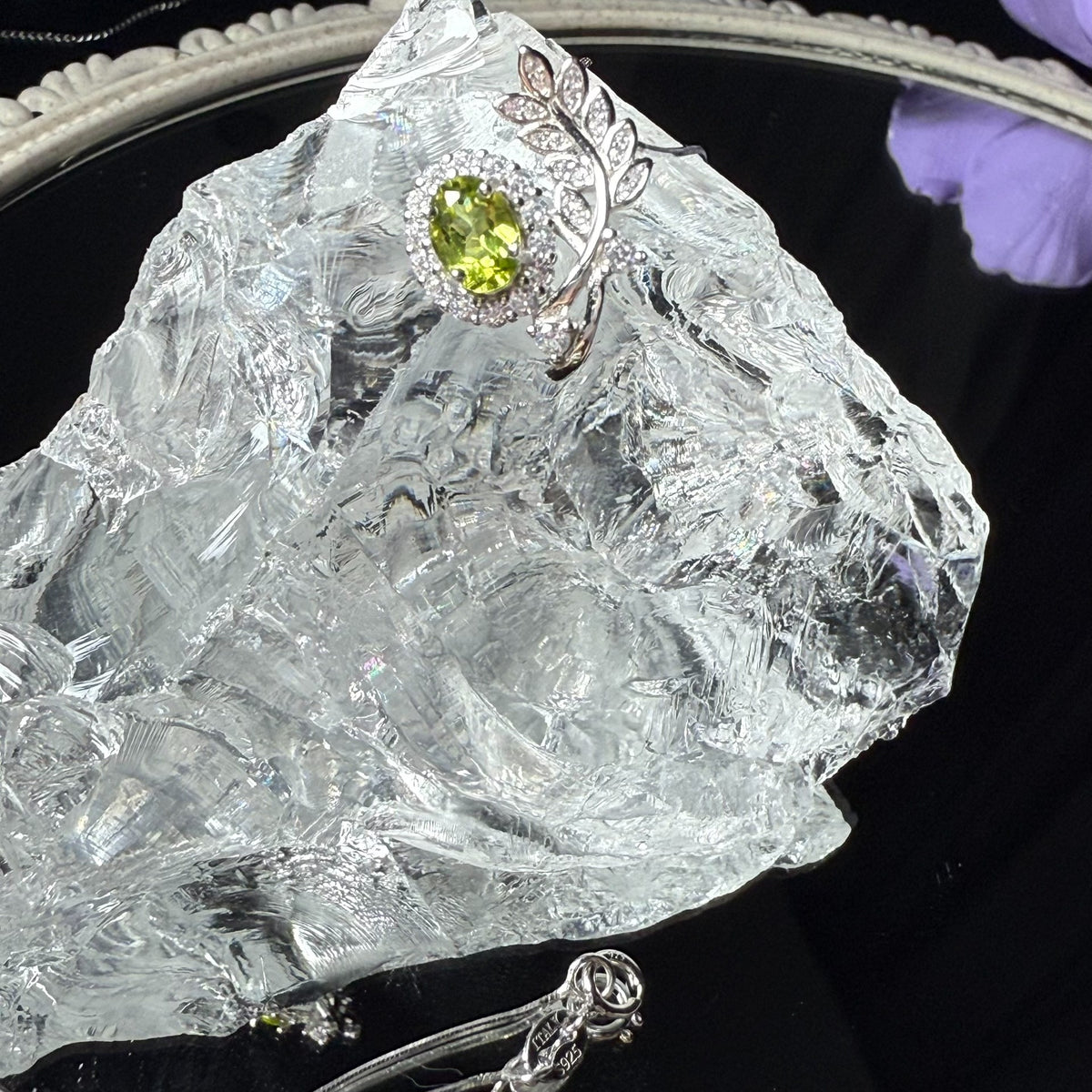 Naturlig peridot med bladmotiv och halo