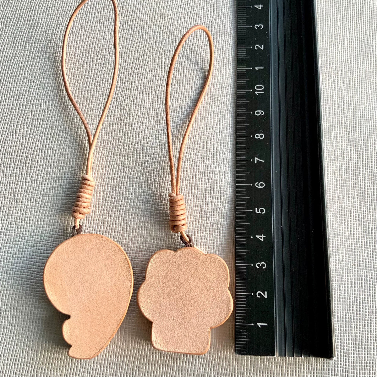 Set de colgantes de cuero de rana y helecho