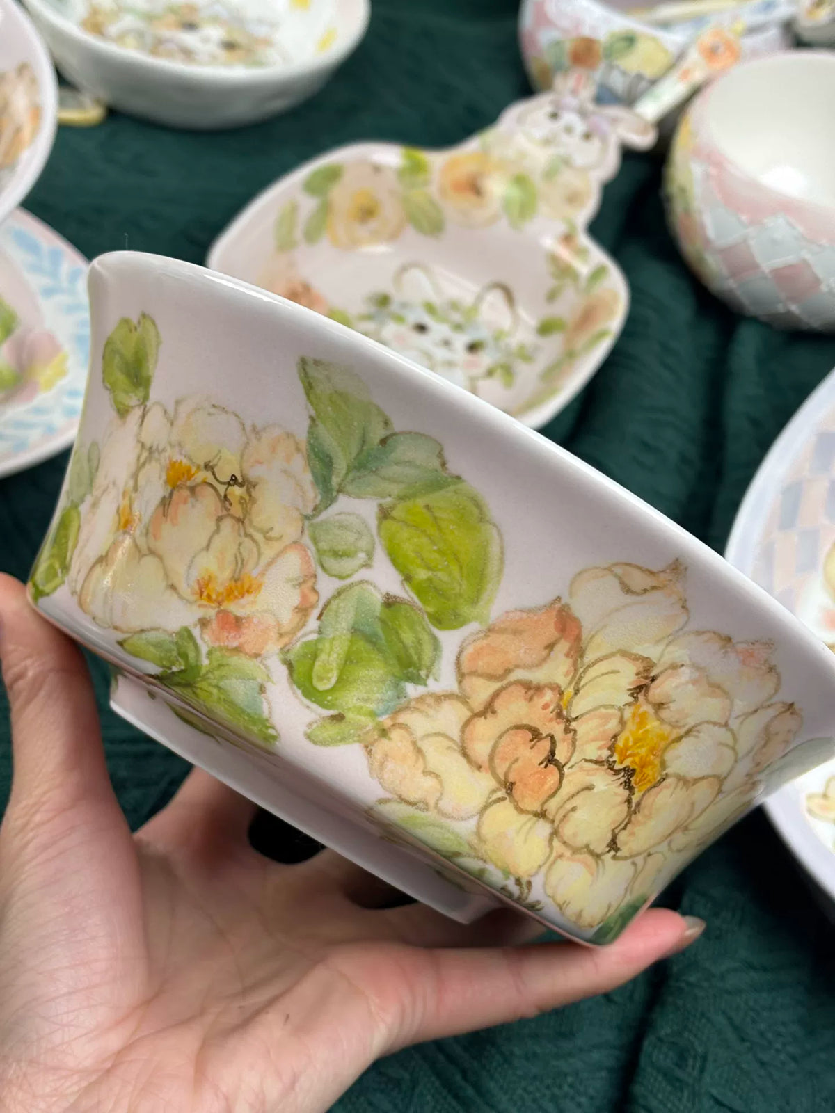 Ciotola da minestra in ceramica con peonie dipinte a mano