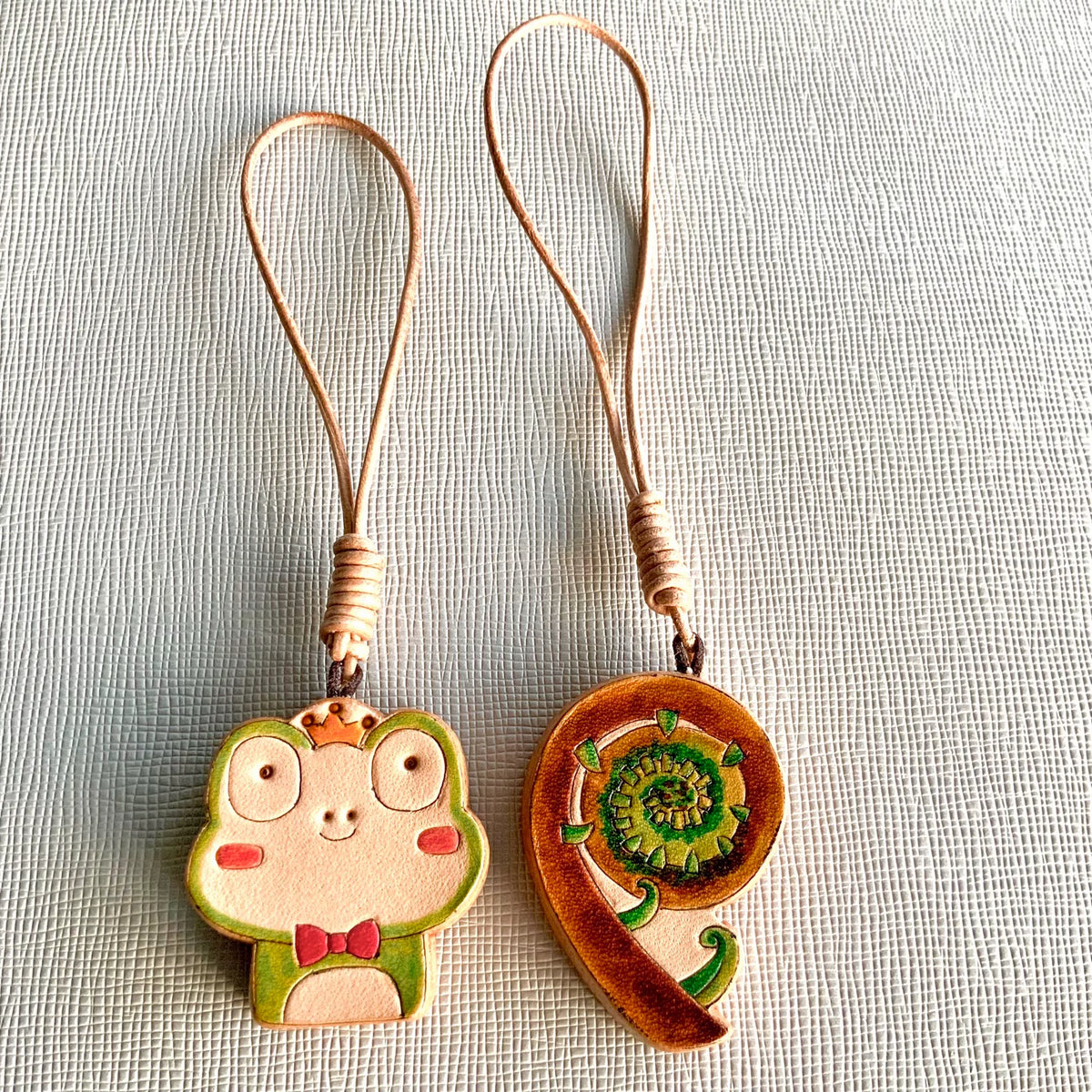 Set de colgantes de cuero de rana y helecho