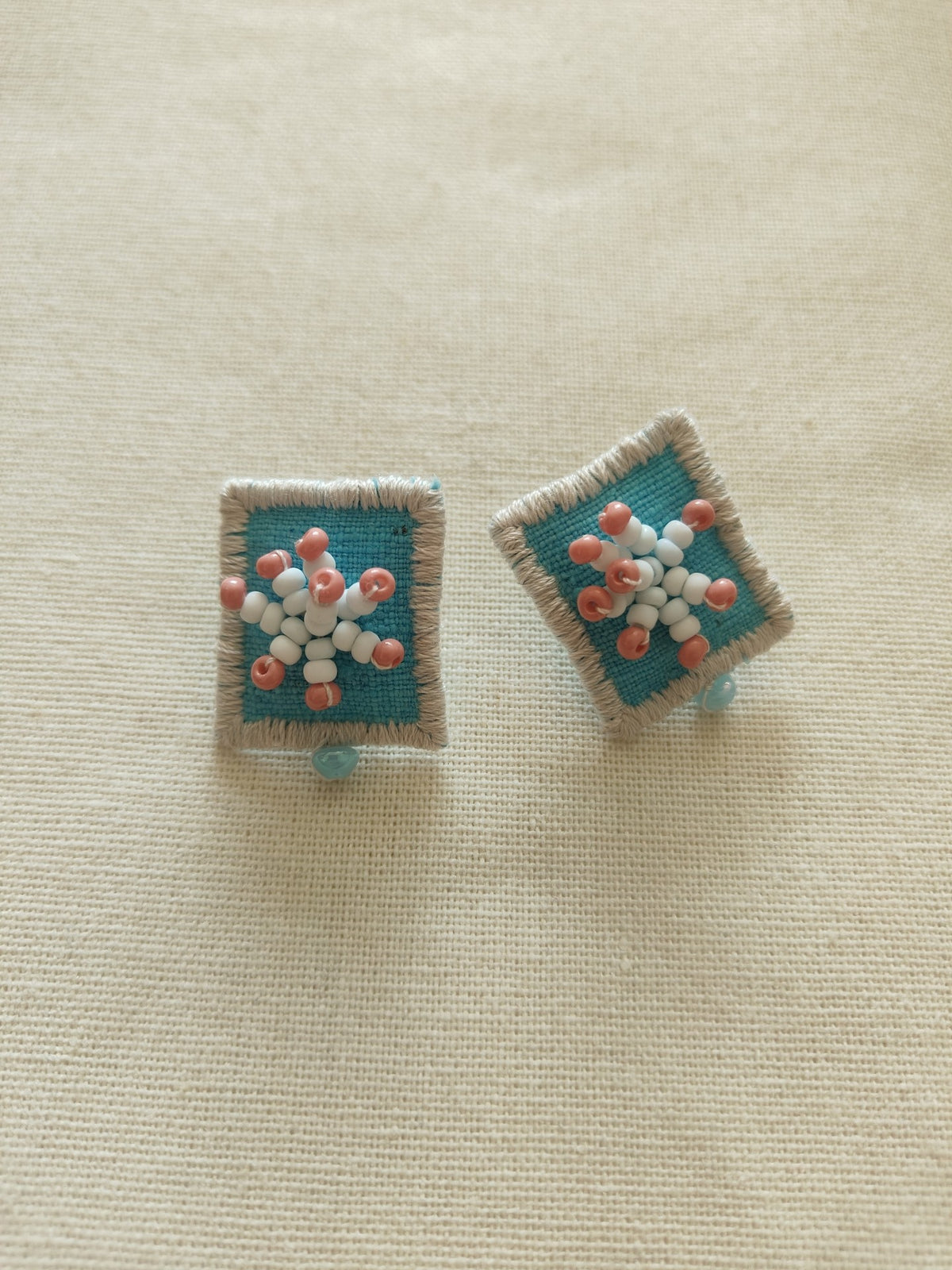 ビーズフリンジ付き手作りファブリックピアス