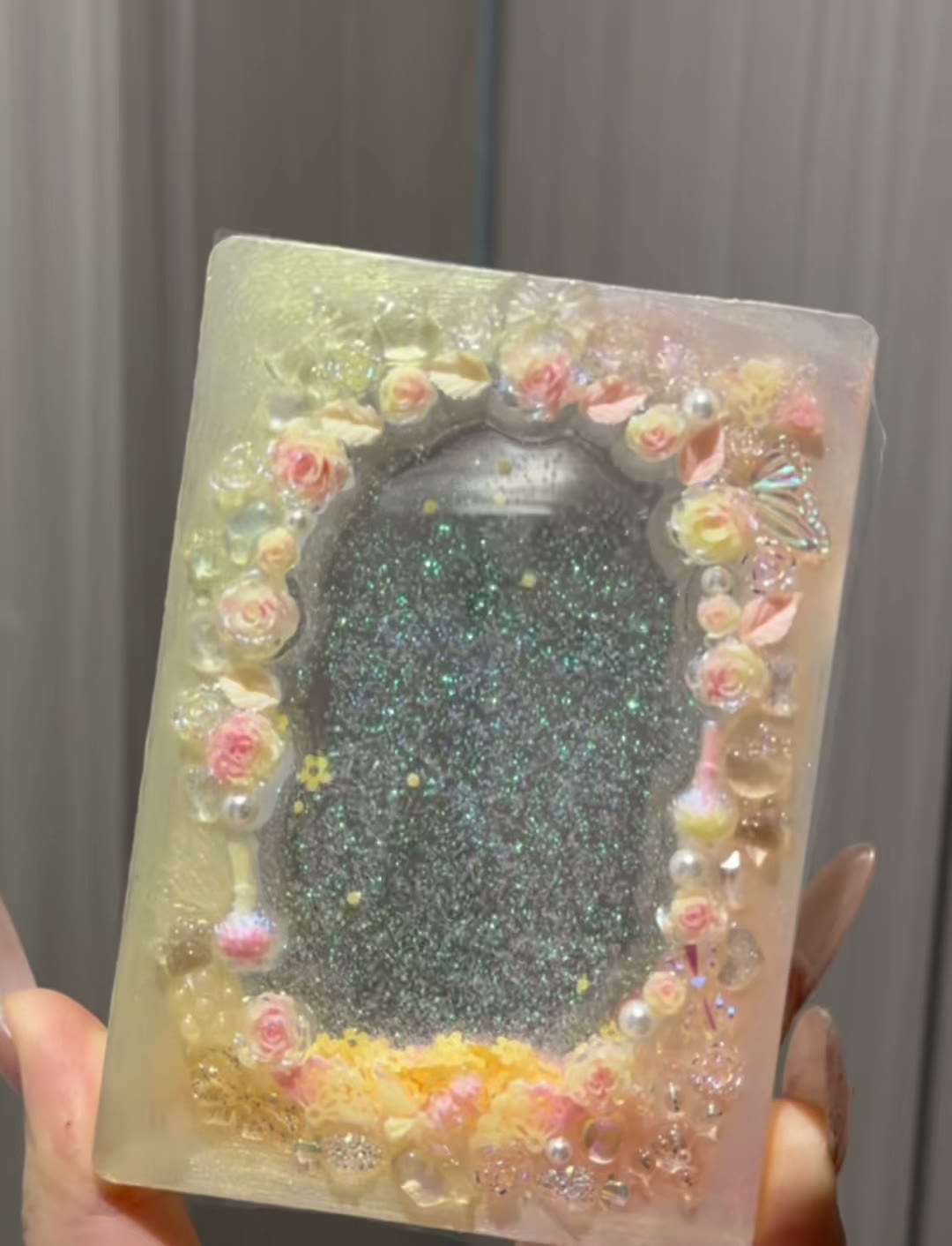Kortshållare i resin med glitter och glitter