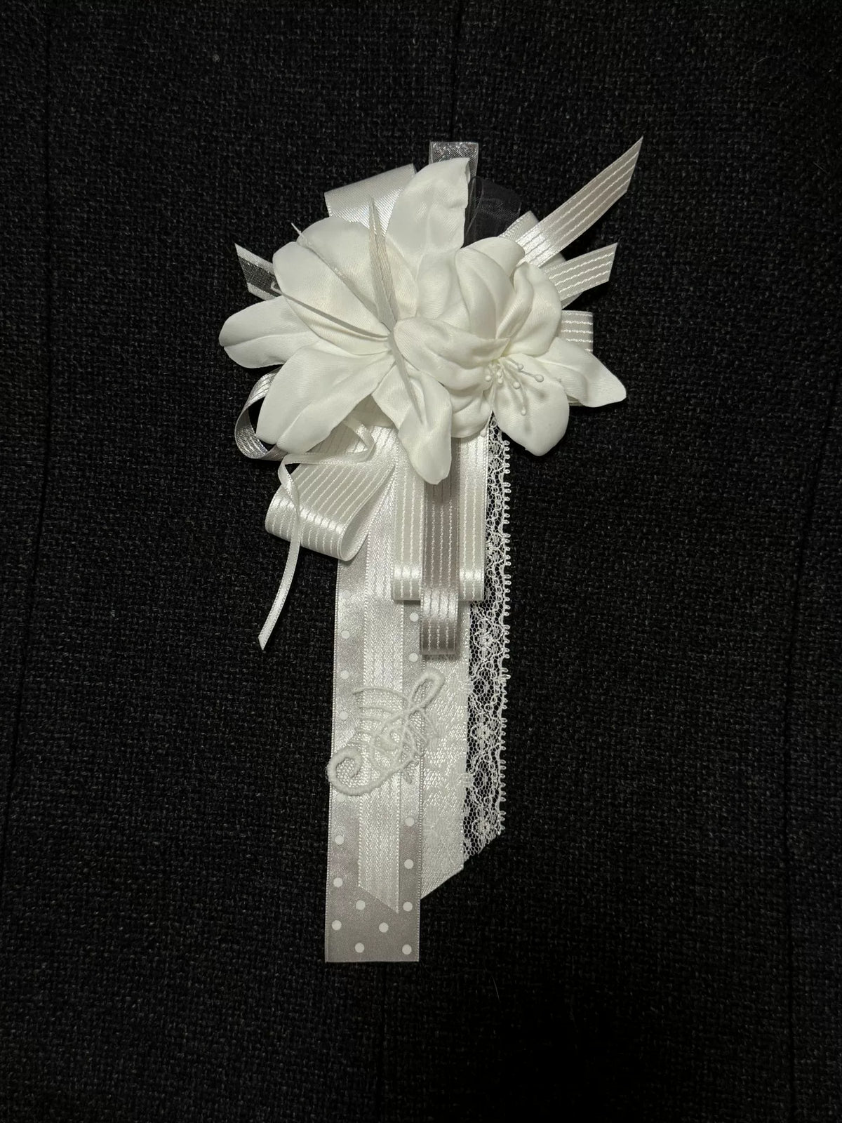 Broche fleur en tissu noir et blanc