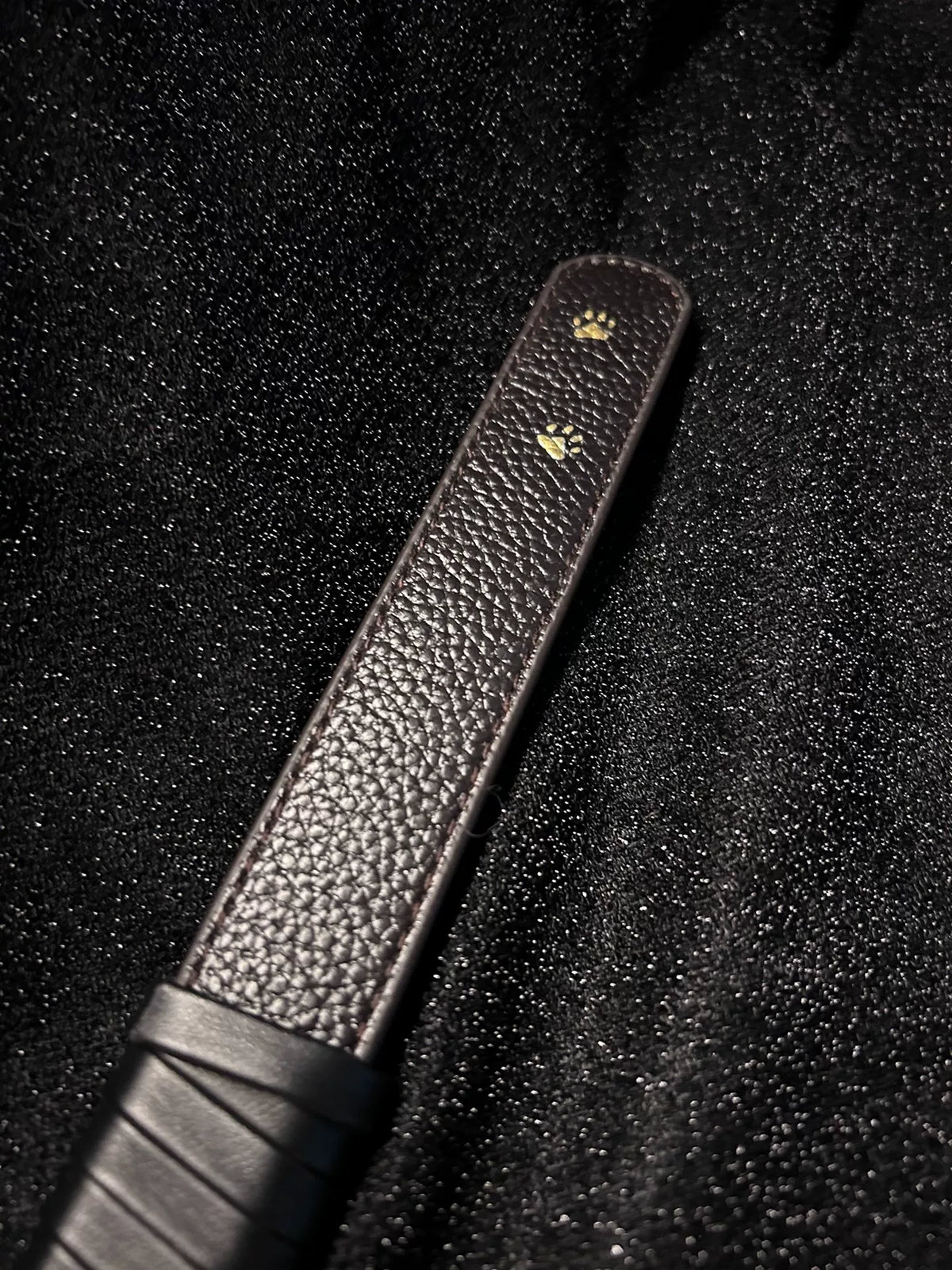 Paddle in pelle nera con grana lychee