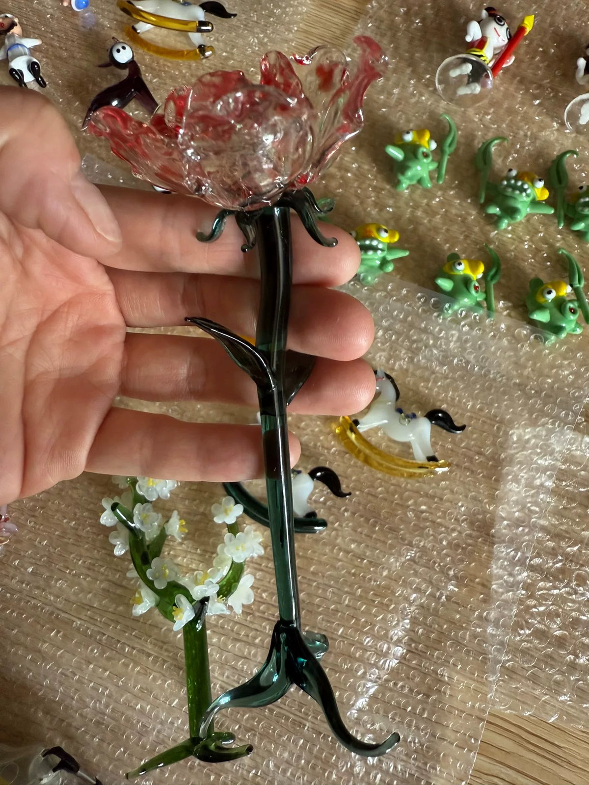Handgjord blomskulptur i glas, röd gradient