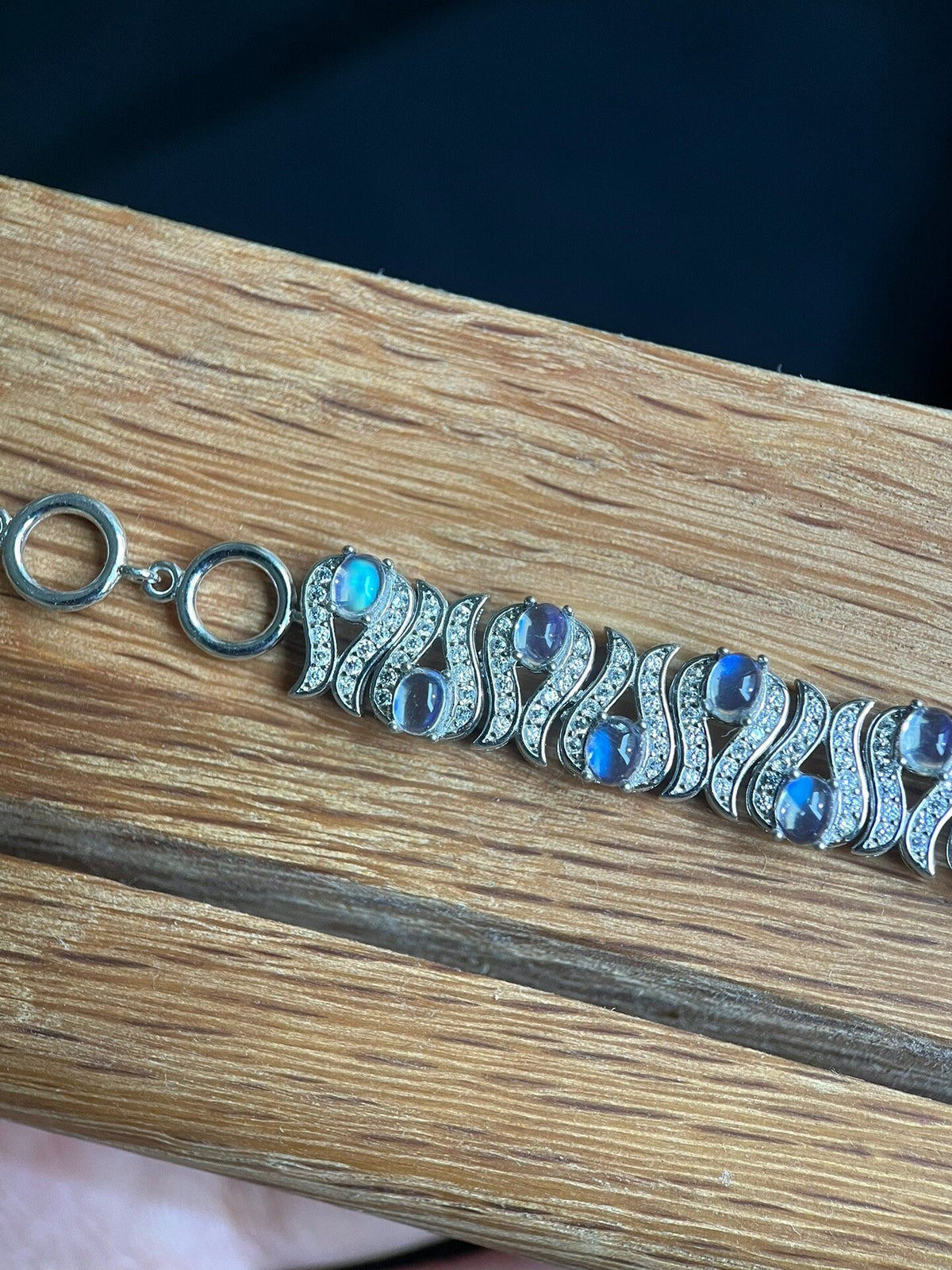 Tulpanarmband i rent silver med månstenar