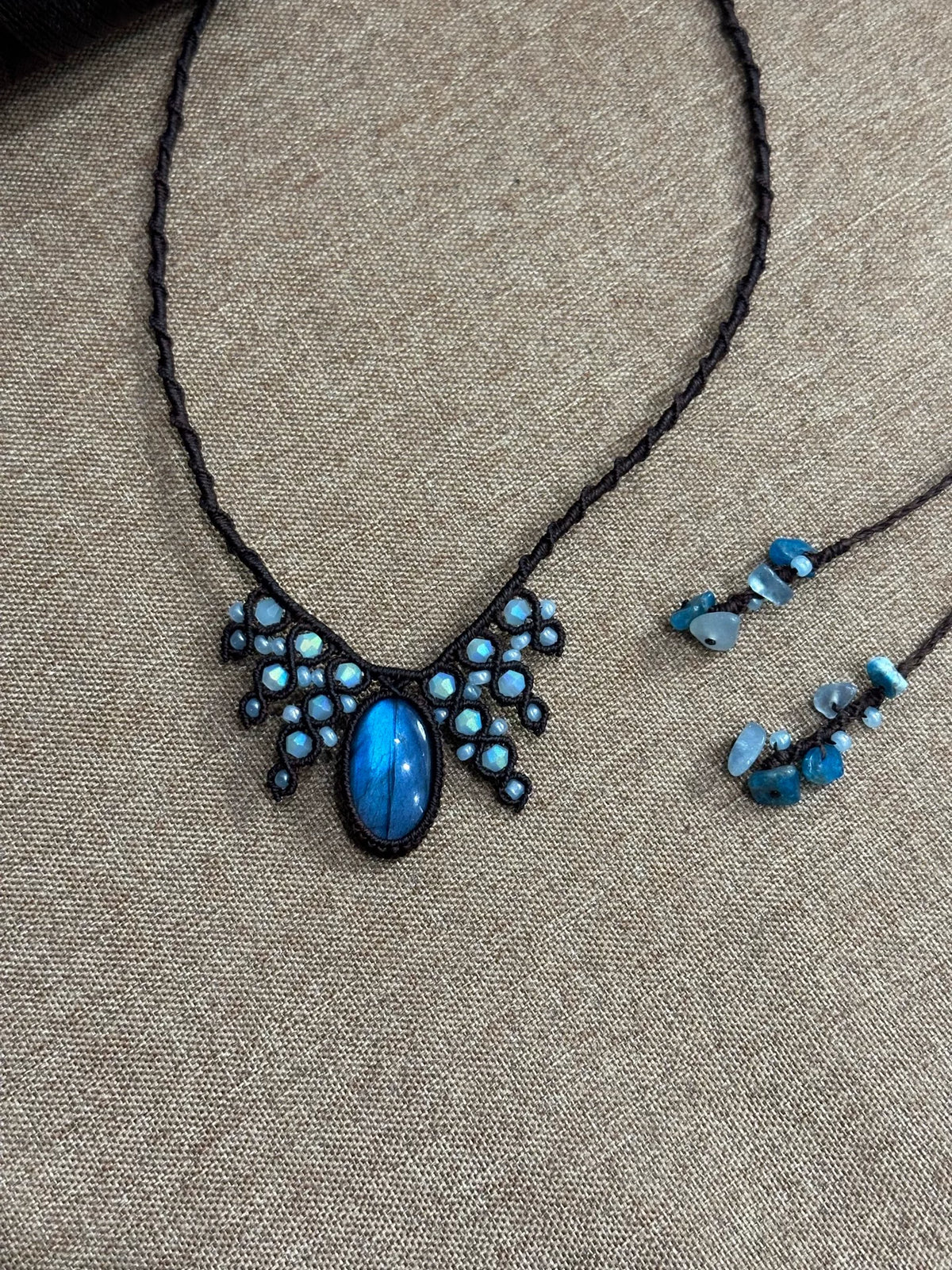 Halsband med labradorit, makramé och blå pärlor