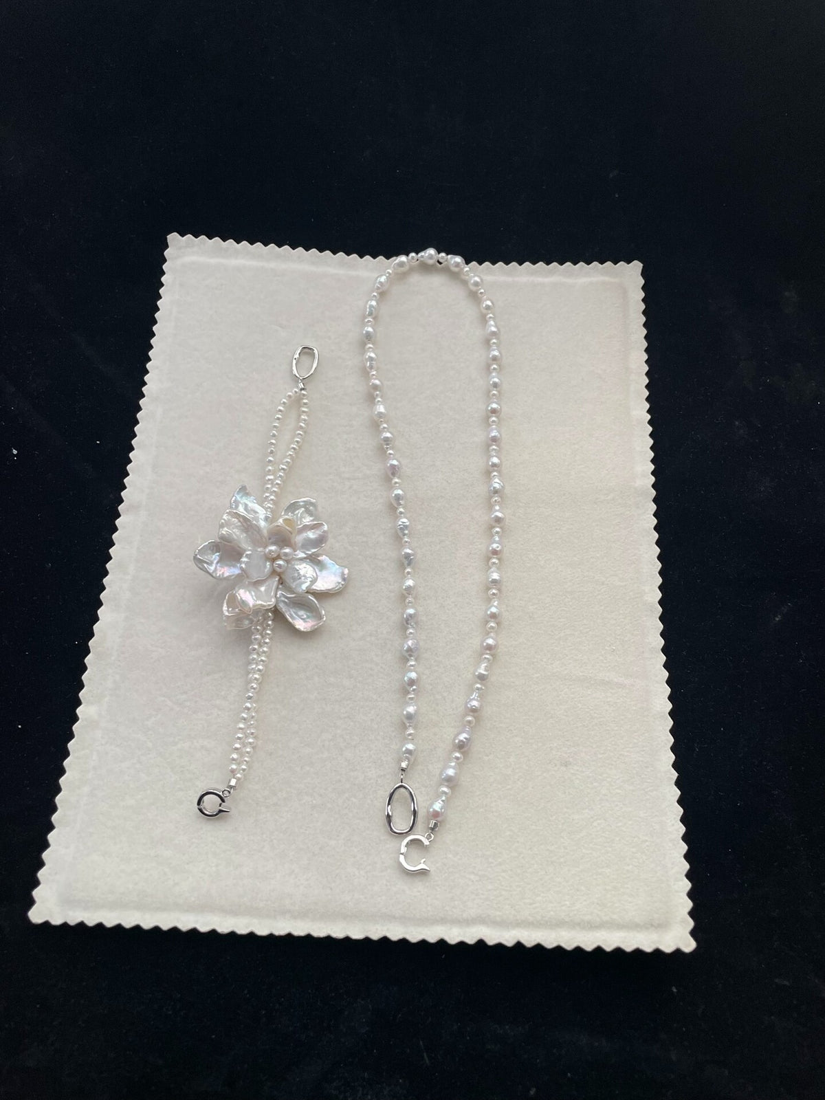 Collier fleur en perles baroques double porté