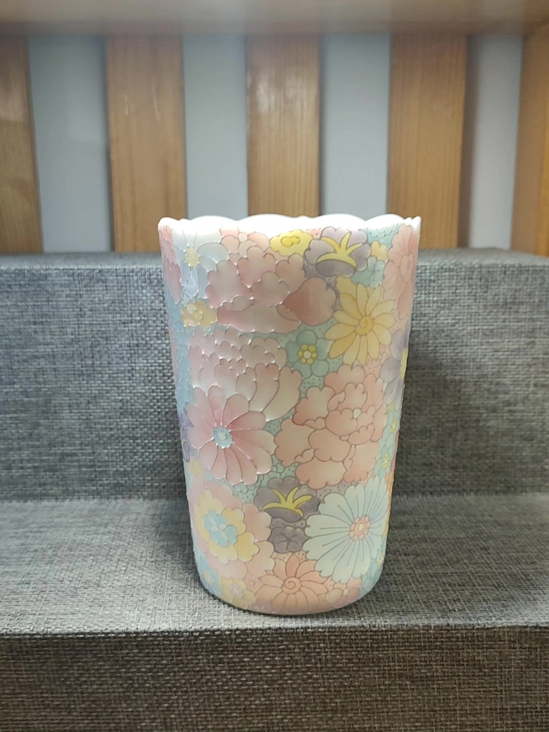 Caneca Pintada à Mão com Borda Floral em Argila Jade
