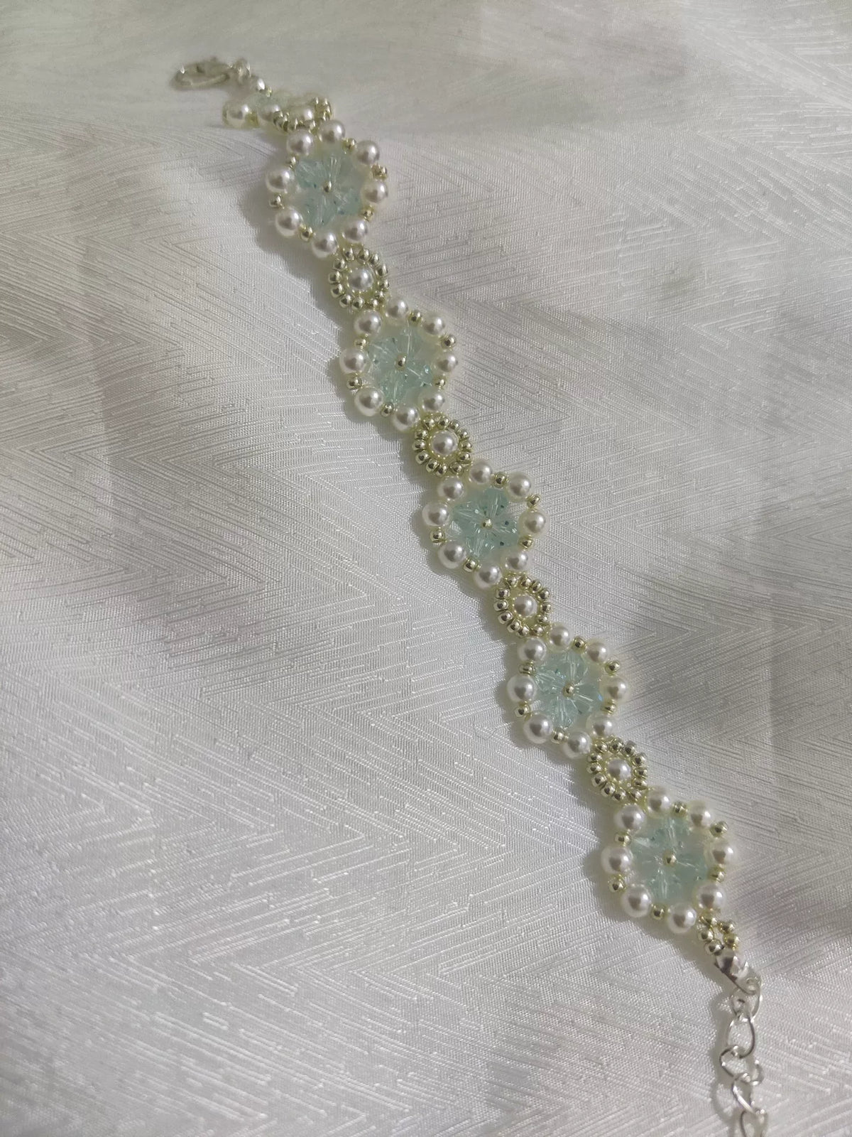 Armband met parels en lichtblauwe kristallen bloemen