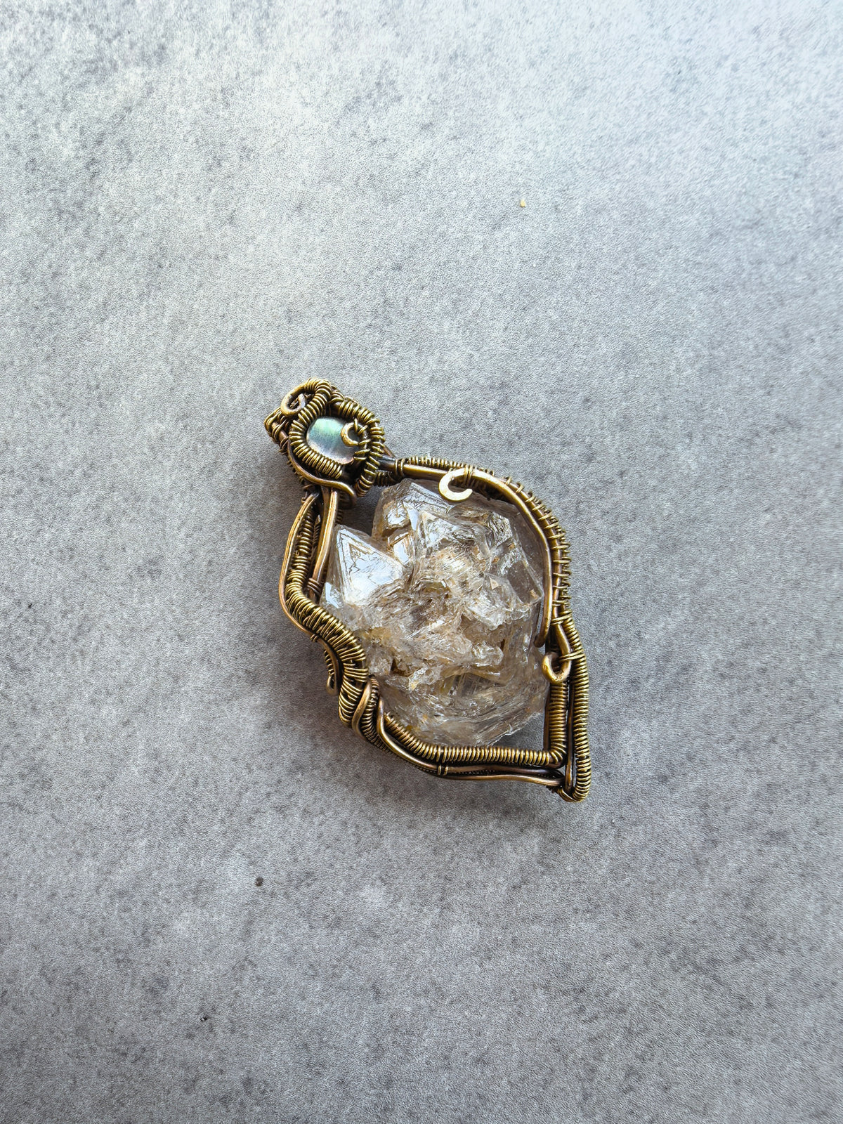 Collana con Pendente in Cristallo Grezzo e Filo di Ottone