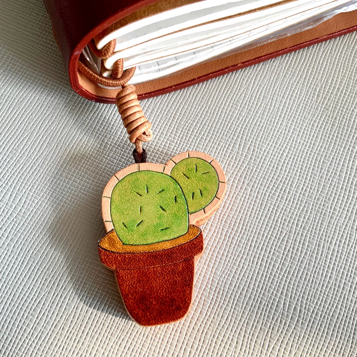 Dijes de cuero italiano de zorro y cactus