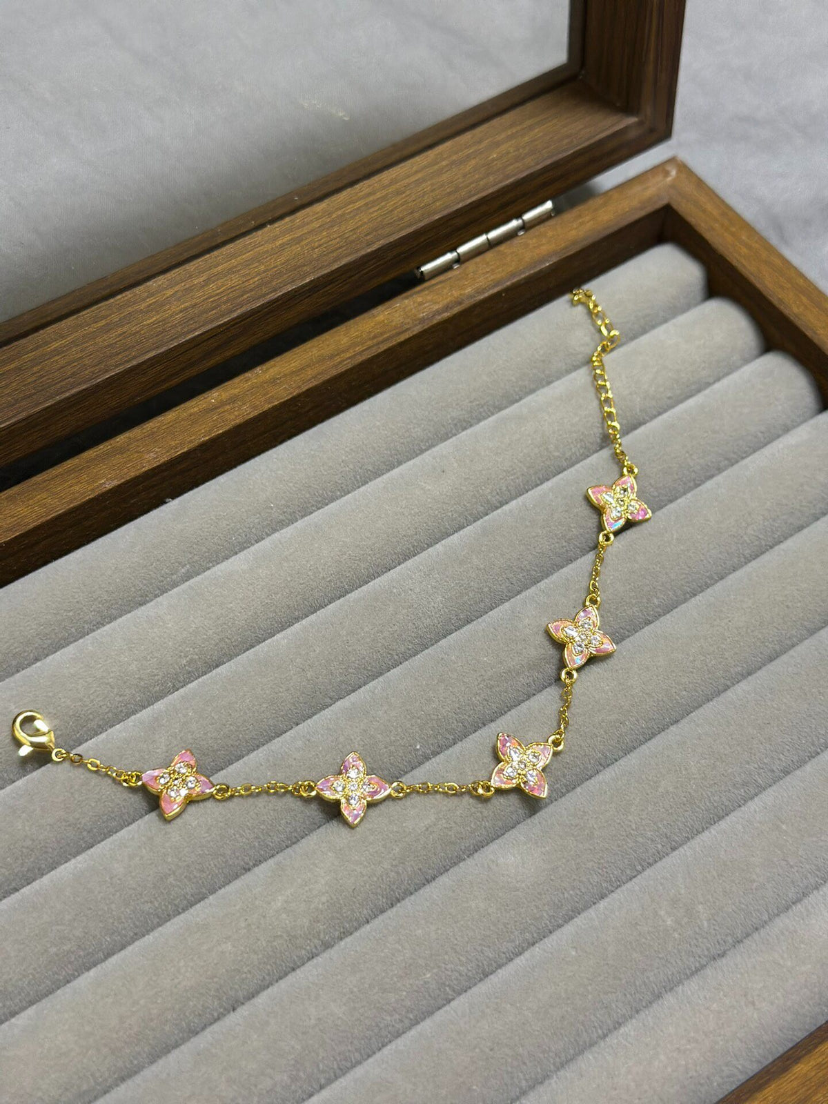 Bracelet en or brossé avec fleurs en nacre