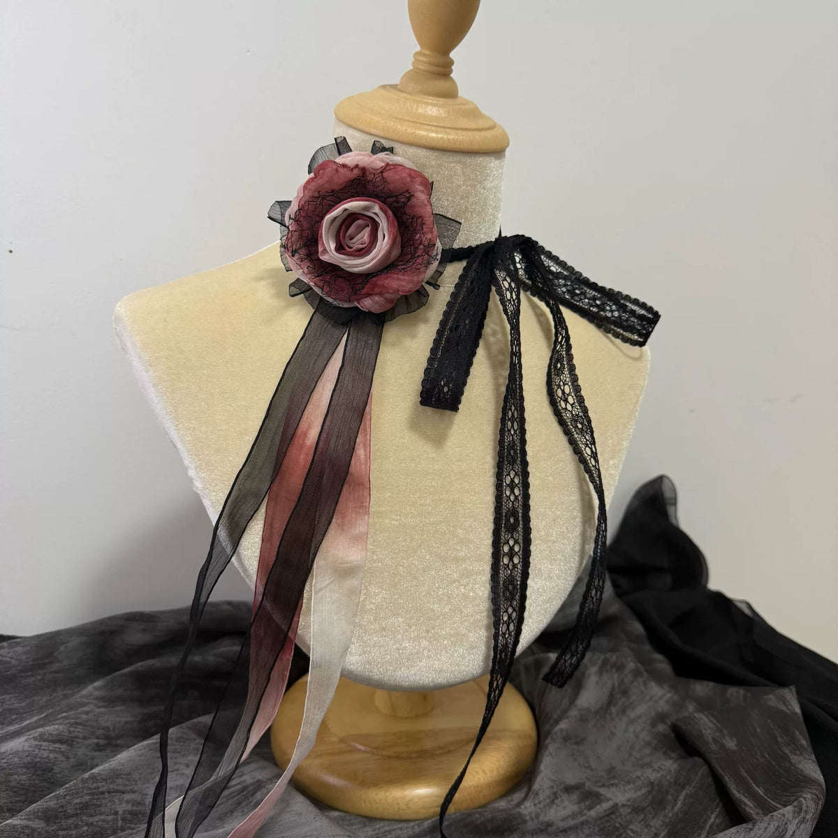Flor de Pescoço Vintage Rosa Vermelha e Renda Feita à Mão